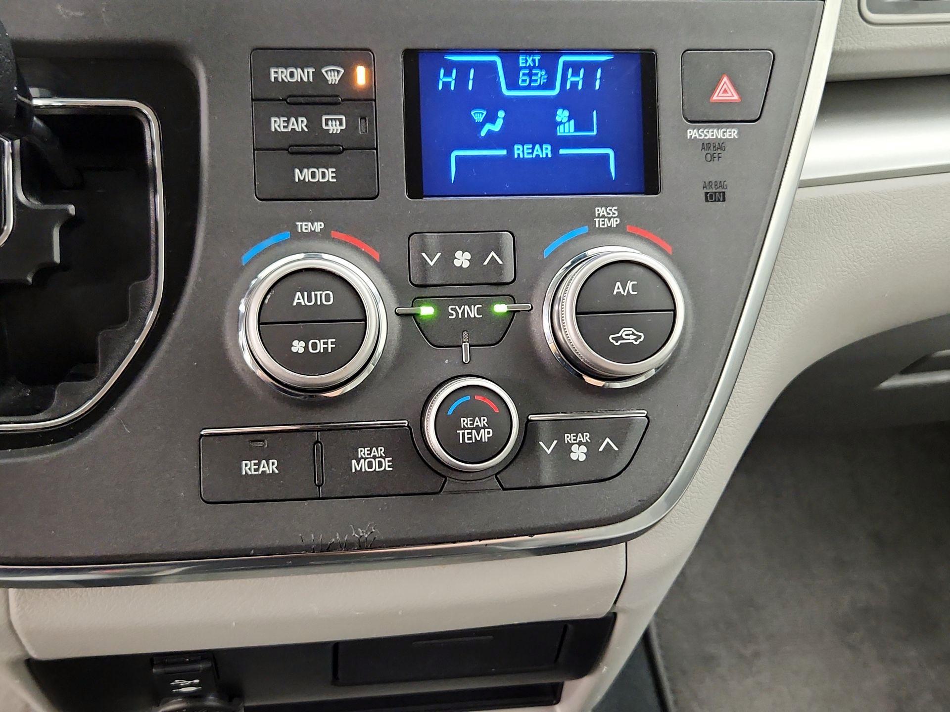 Thumbnail: 2019 Toyota Sienna - 16