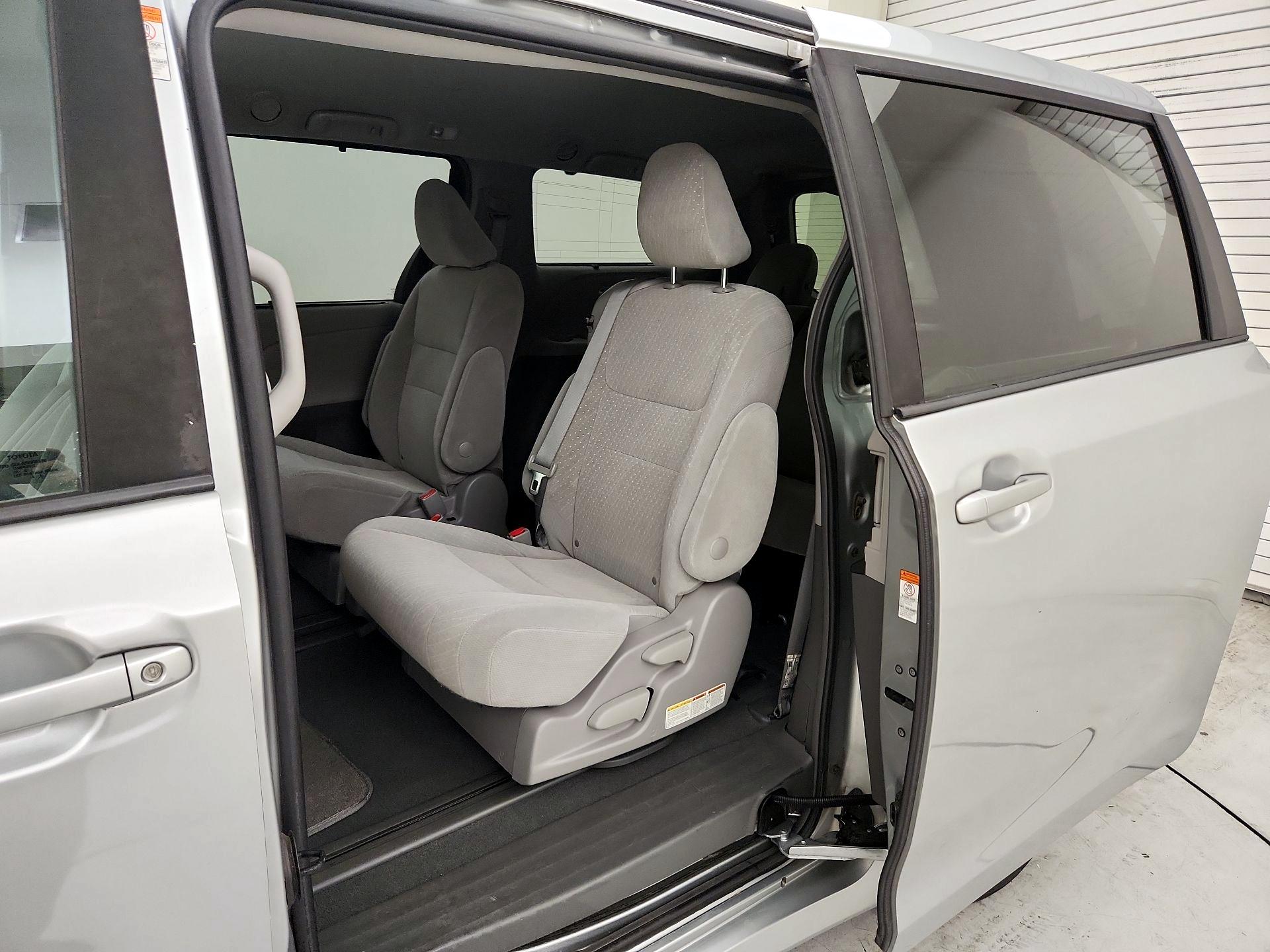 Thumbnail: 2019 Toyota Sienna - 19