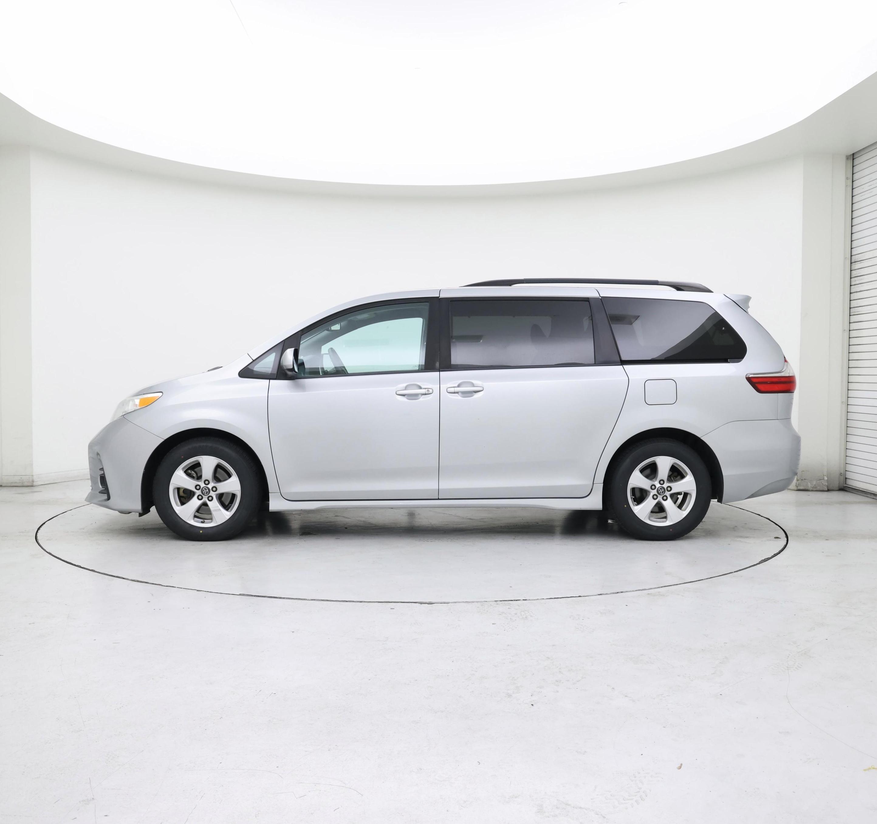 Thumbnail: 2019 Toyota Sienna - 3