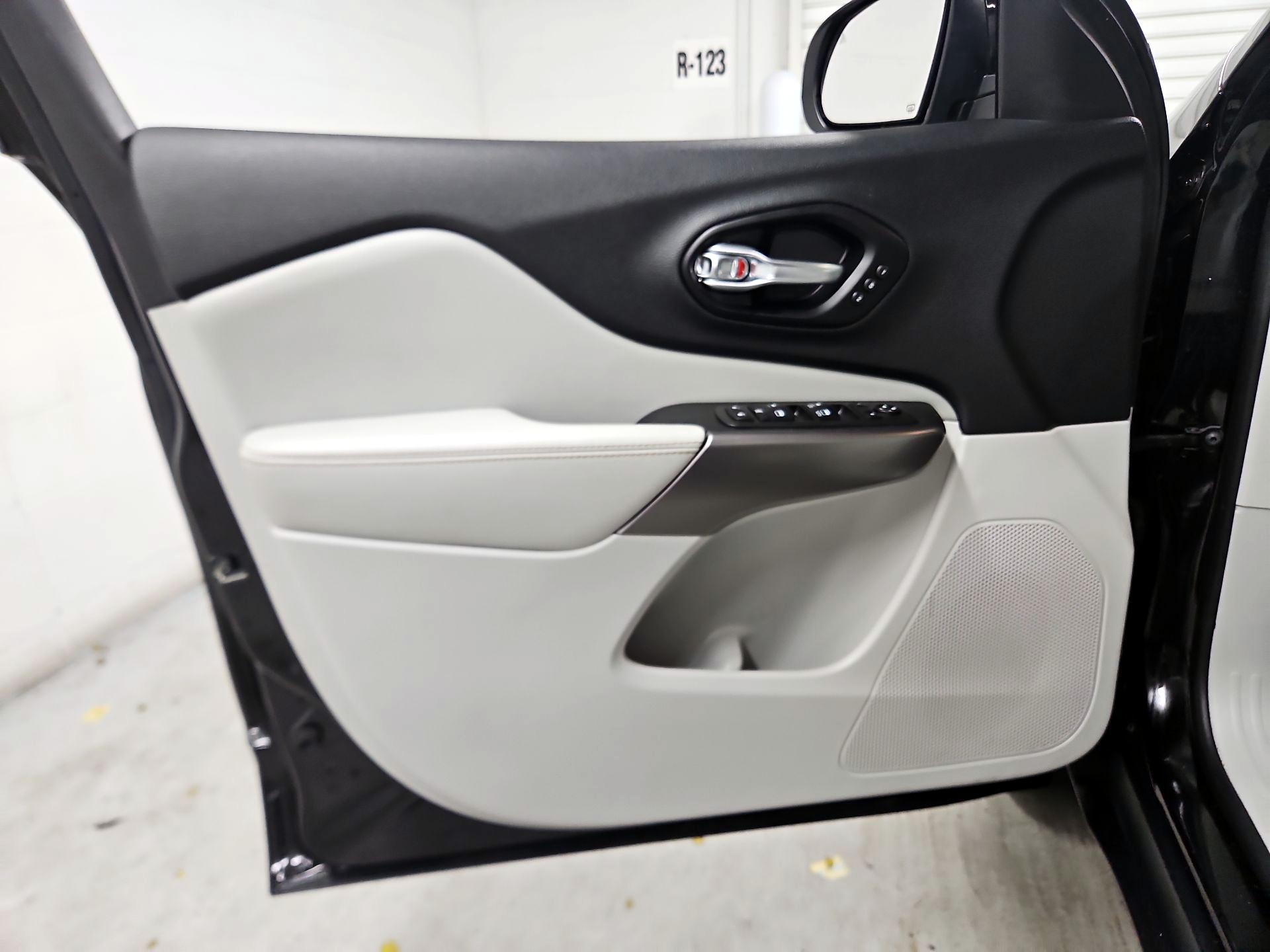 Thumbnail: 2021 Jeep Cherokee - 12