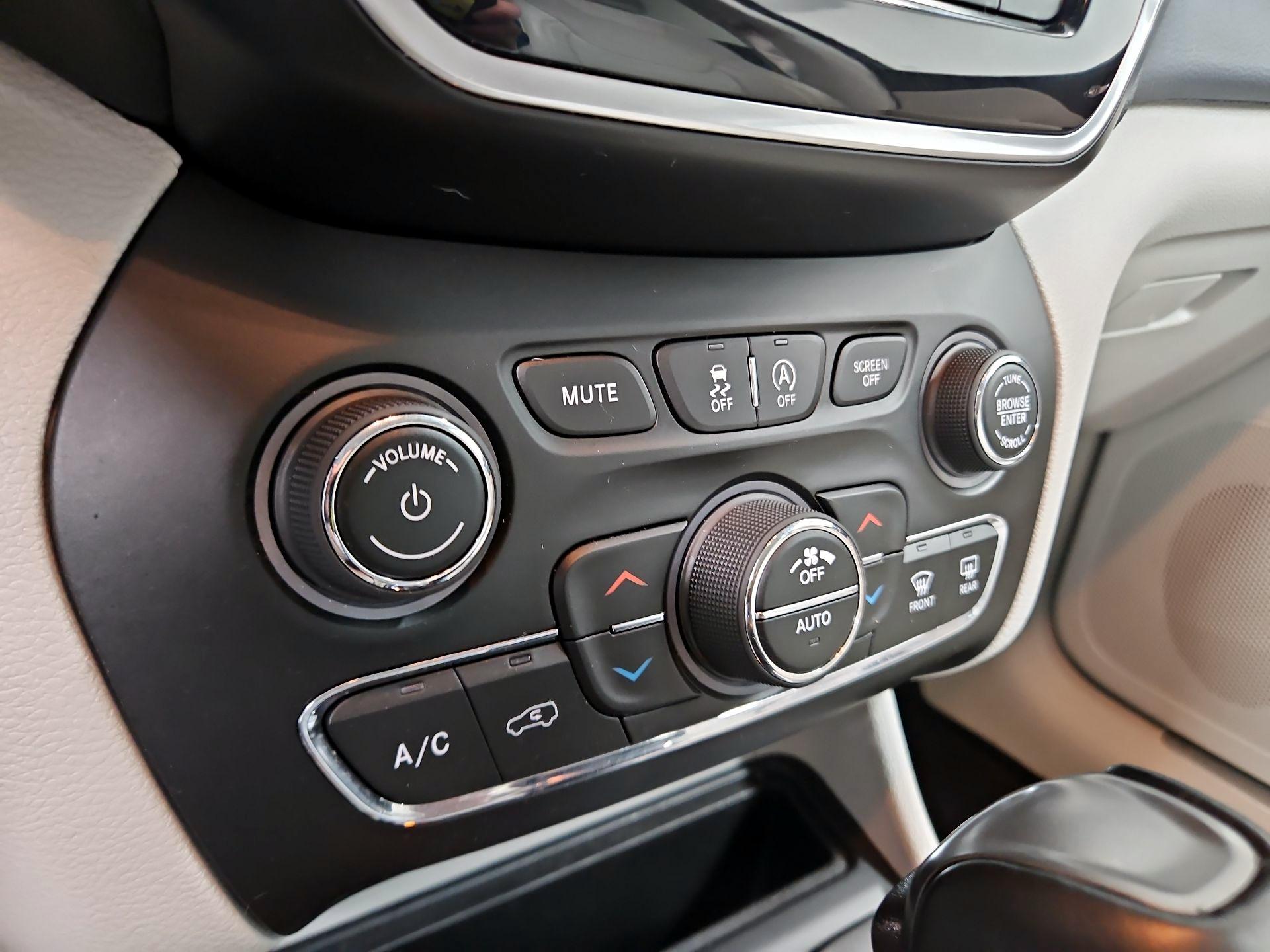 Thumbnail: 2021 Jeep Cherokee - 17