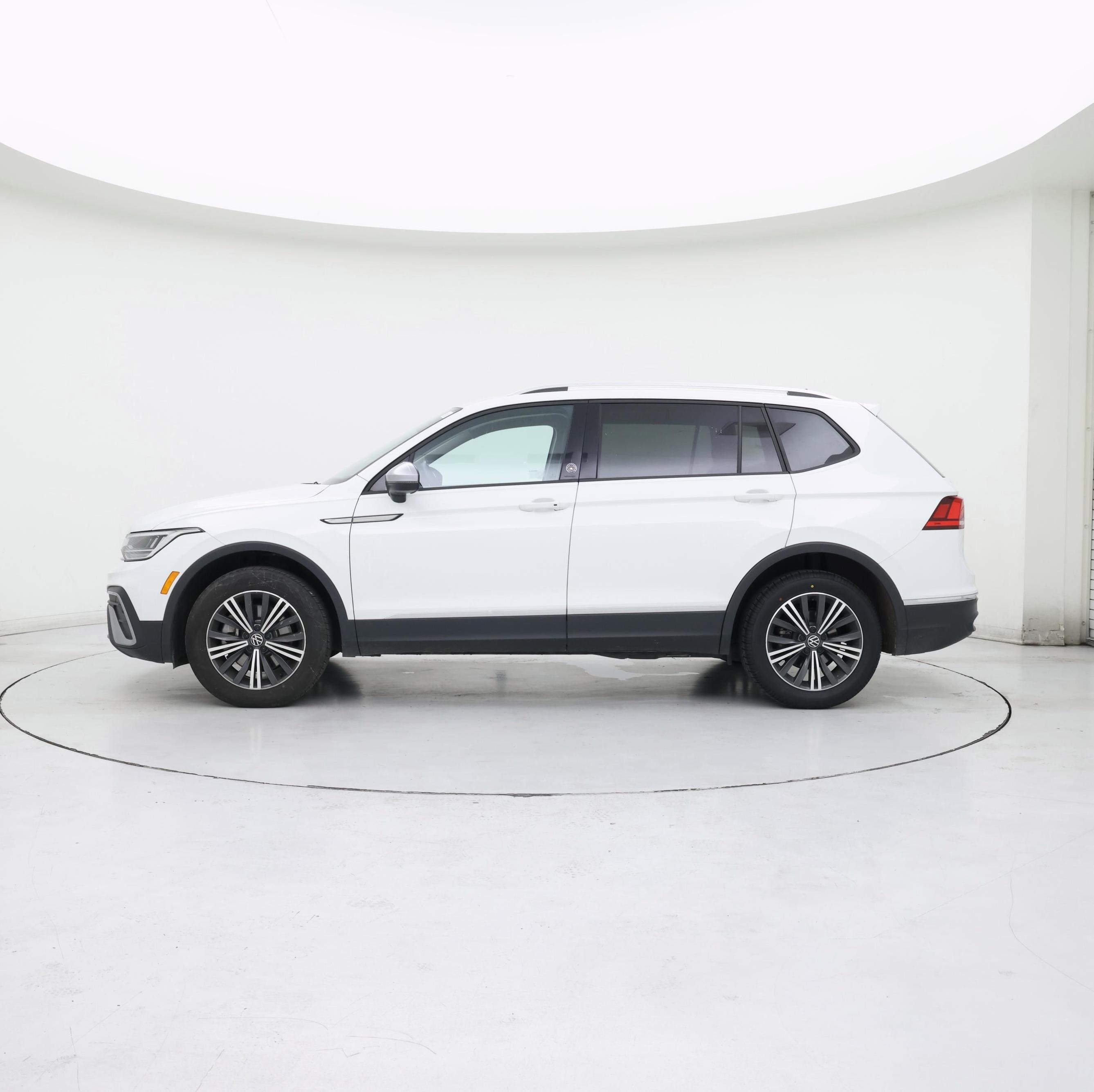 Thumbnail: 2024 Volkswagen Tiguan - 3