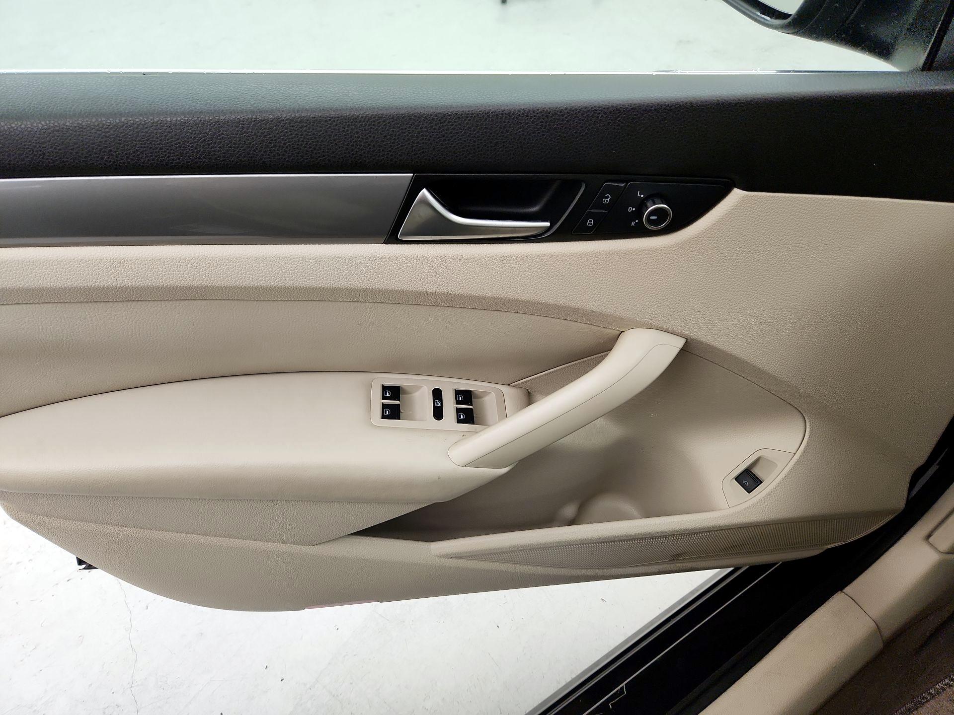 Thumbnail: 2015 Volkswagen Passat - 12