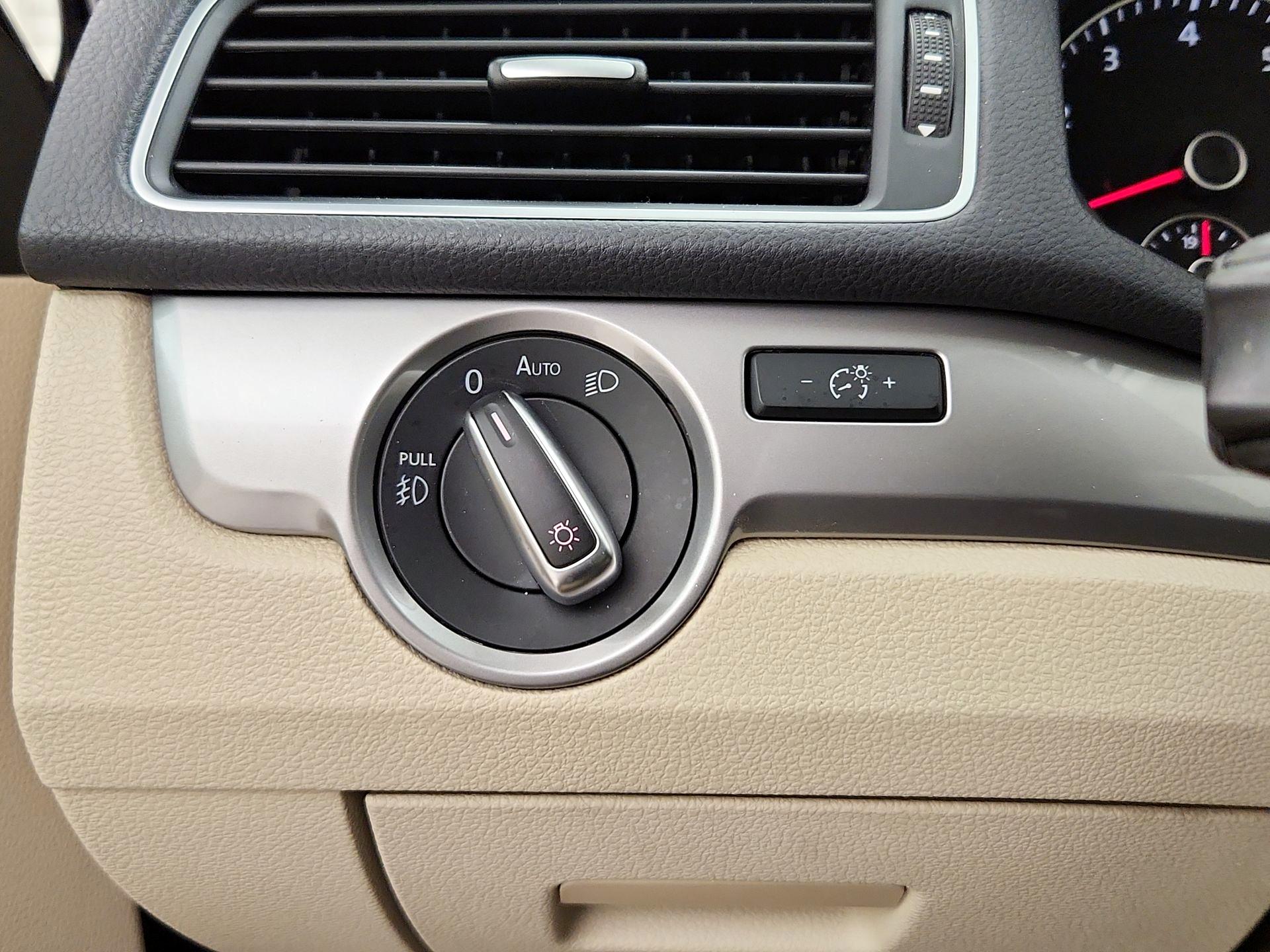 Thumbnail: 2015 Volkswagen Passat - 13