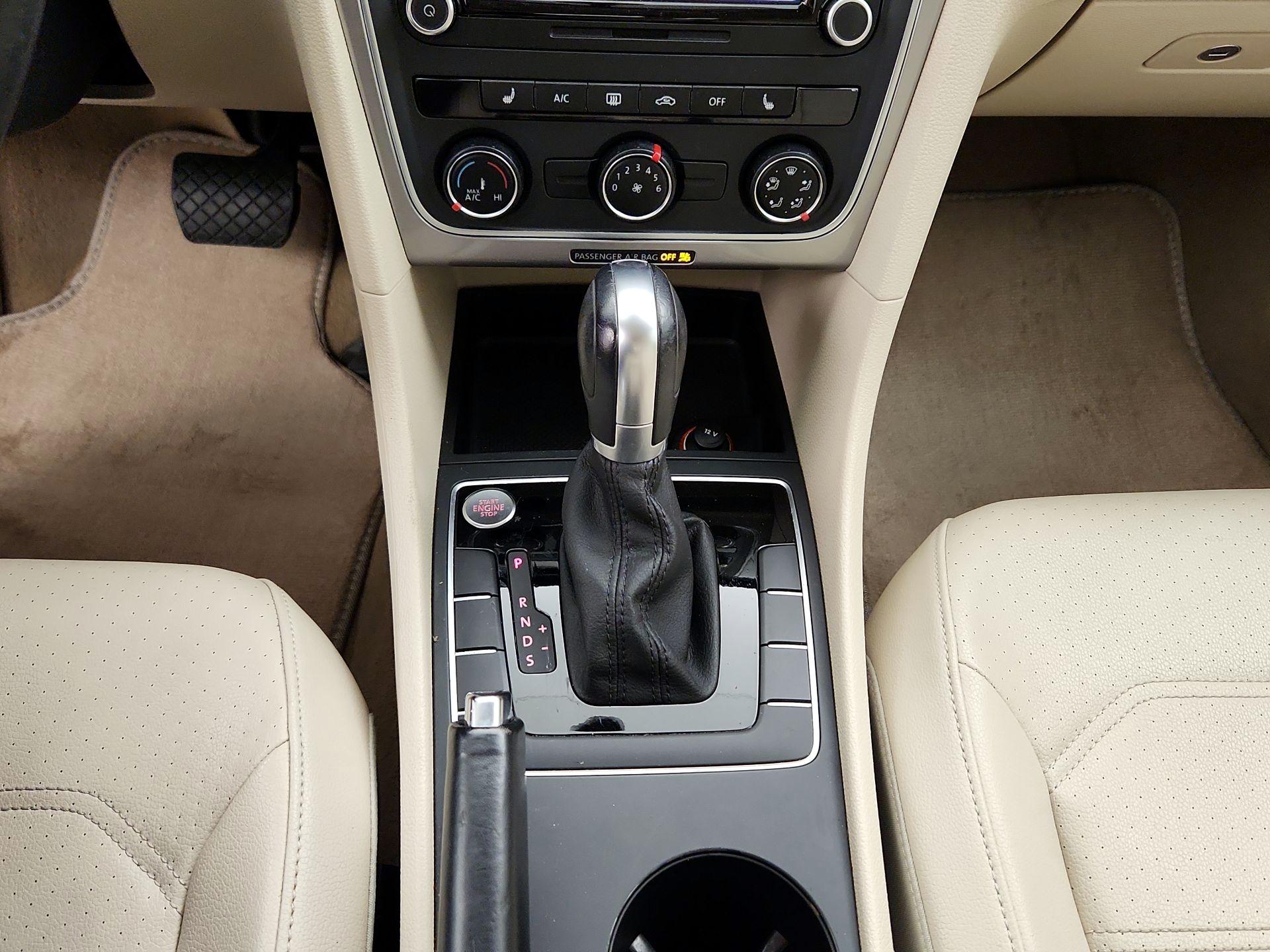 Thumbnail: 2015 Volkswagen Passat - 17