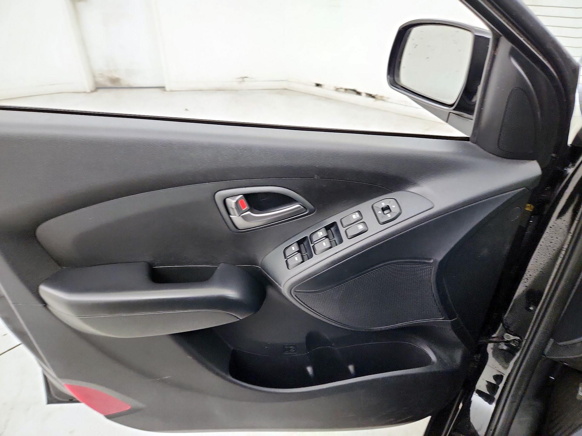 Thumbnail: 2015 Hyundai Tucson - 12