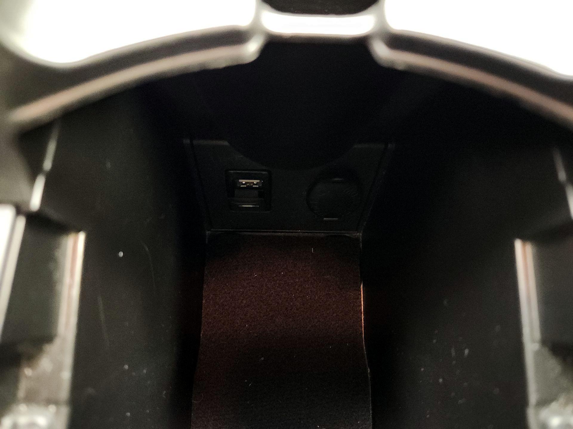 Thumbnail: 2015 Toyota Prius - 18