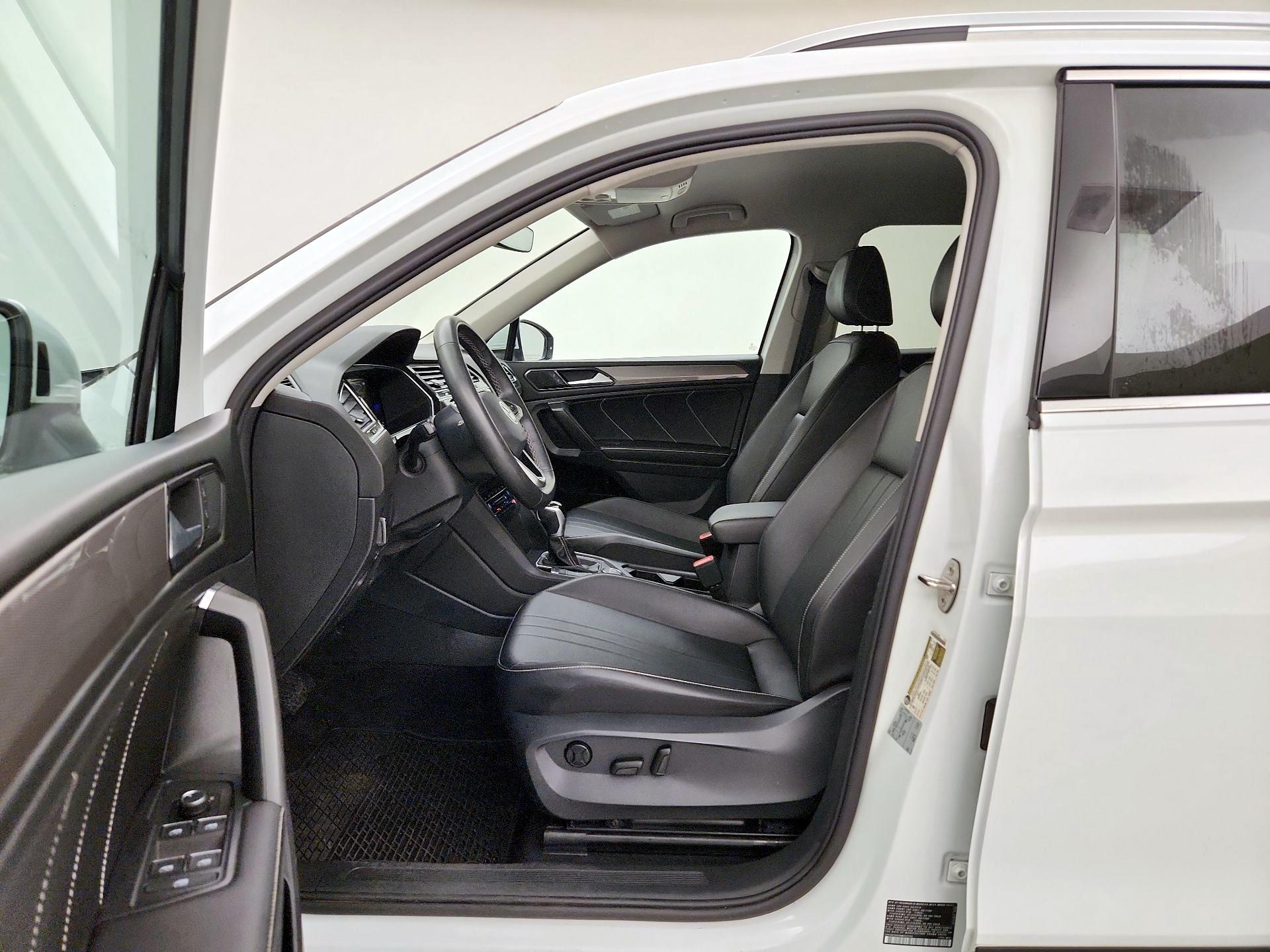 Thumbnail: 2022 Volkswagen Tiguan - 11