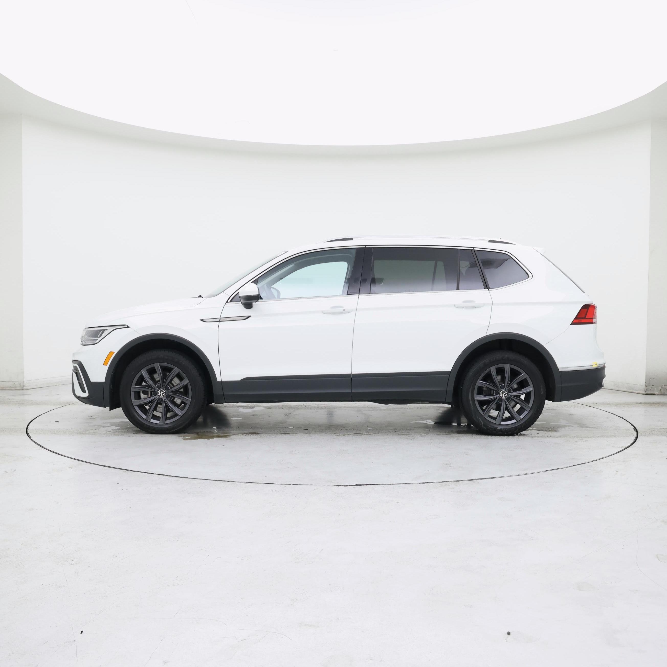 Thumbnail: 2022 Volkswagen Tiguan - 3