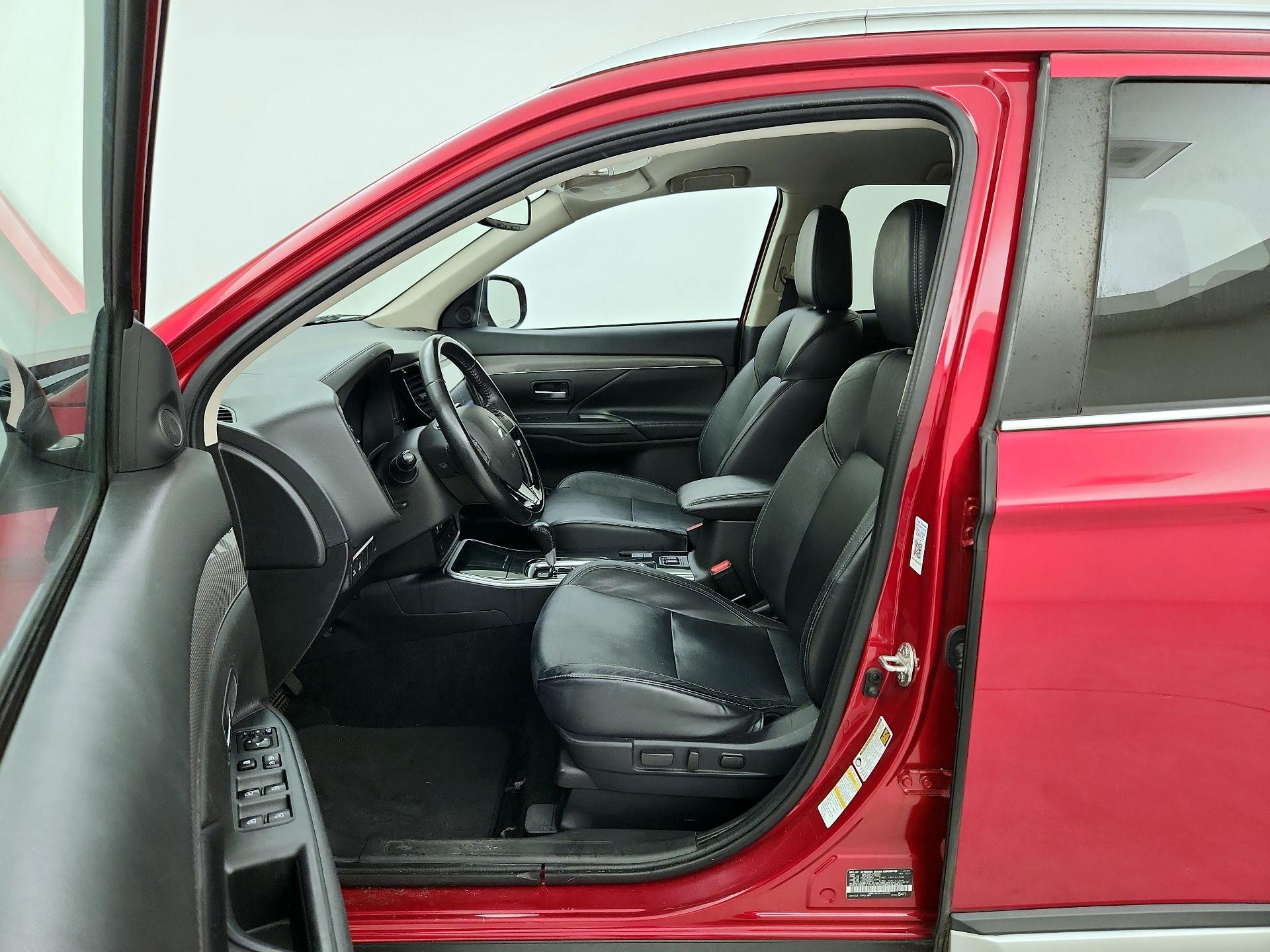 Thumbnail: 2020 Mitsubishi Outlander - 11