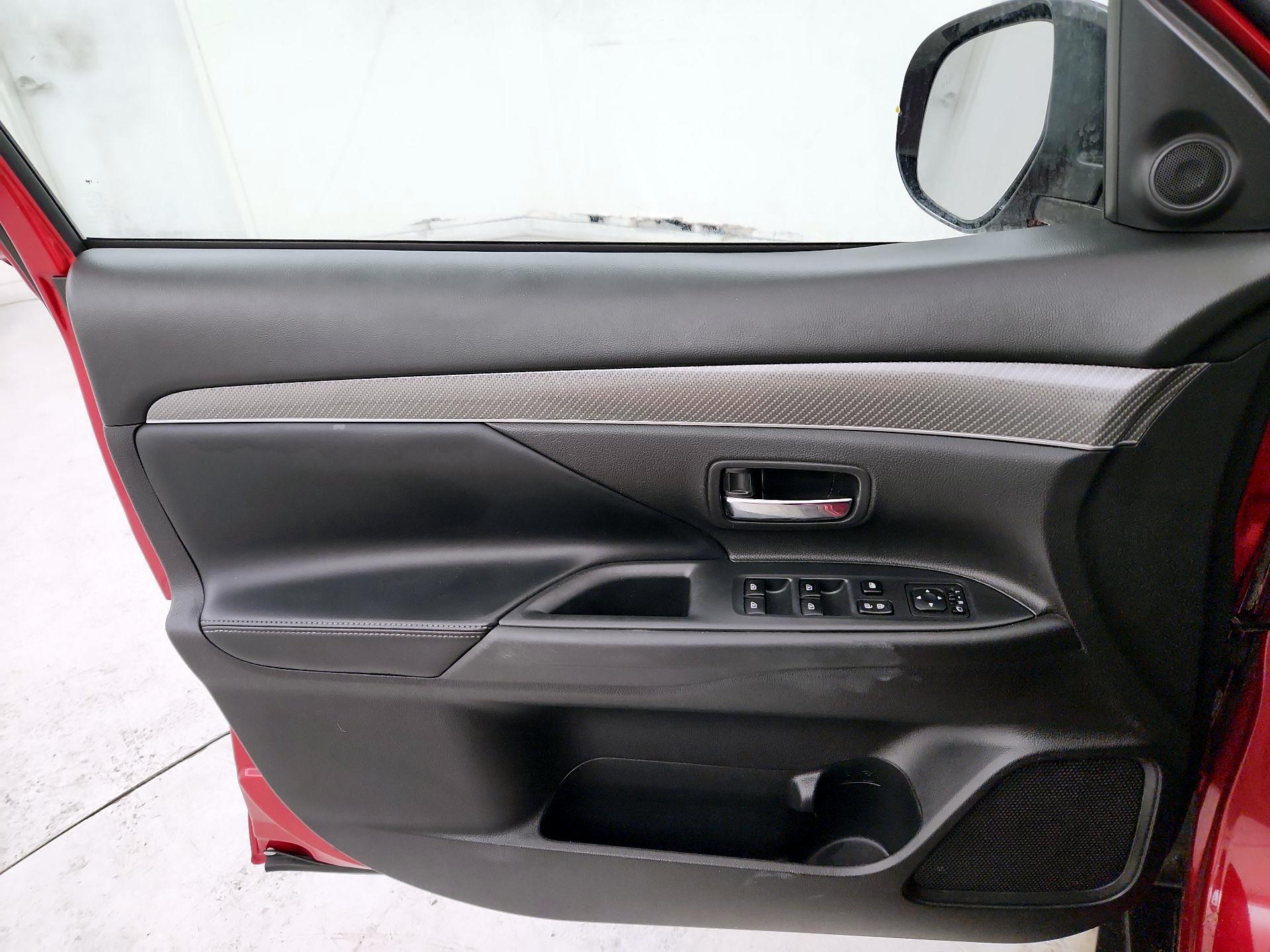 Thumbnail: 2020 Mitsubishi Outlander - 12