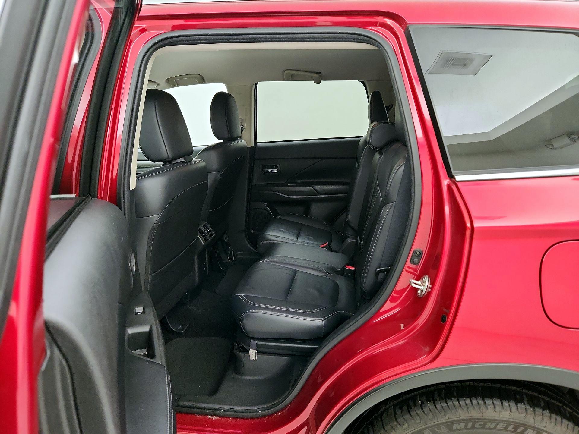 Thumbnail: 2020 Mitsubishi Outlander - 19