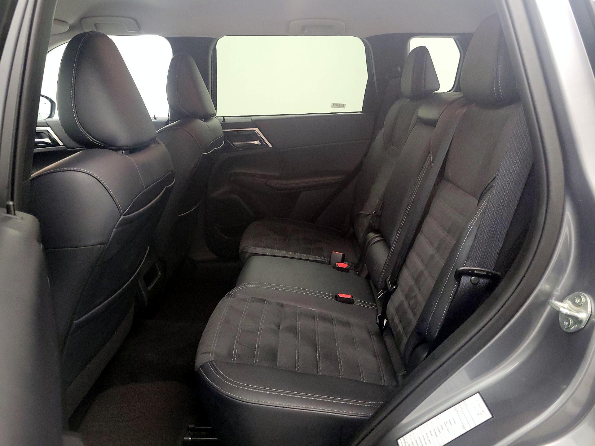 Thumbnail: 2024 Mitsubishi Outlander - 20