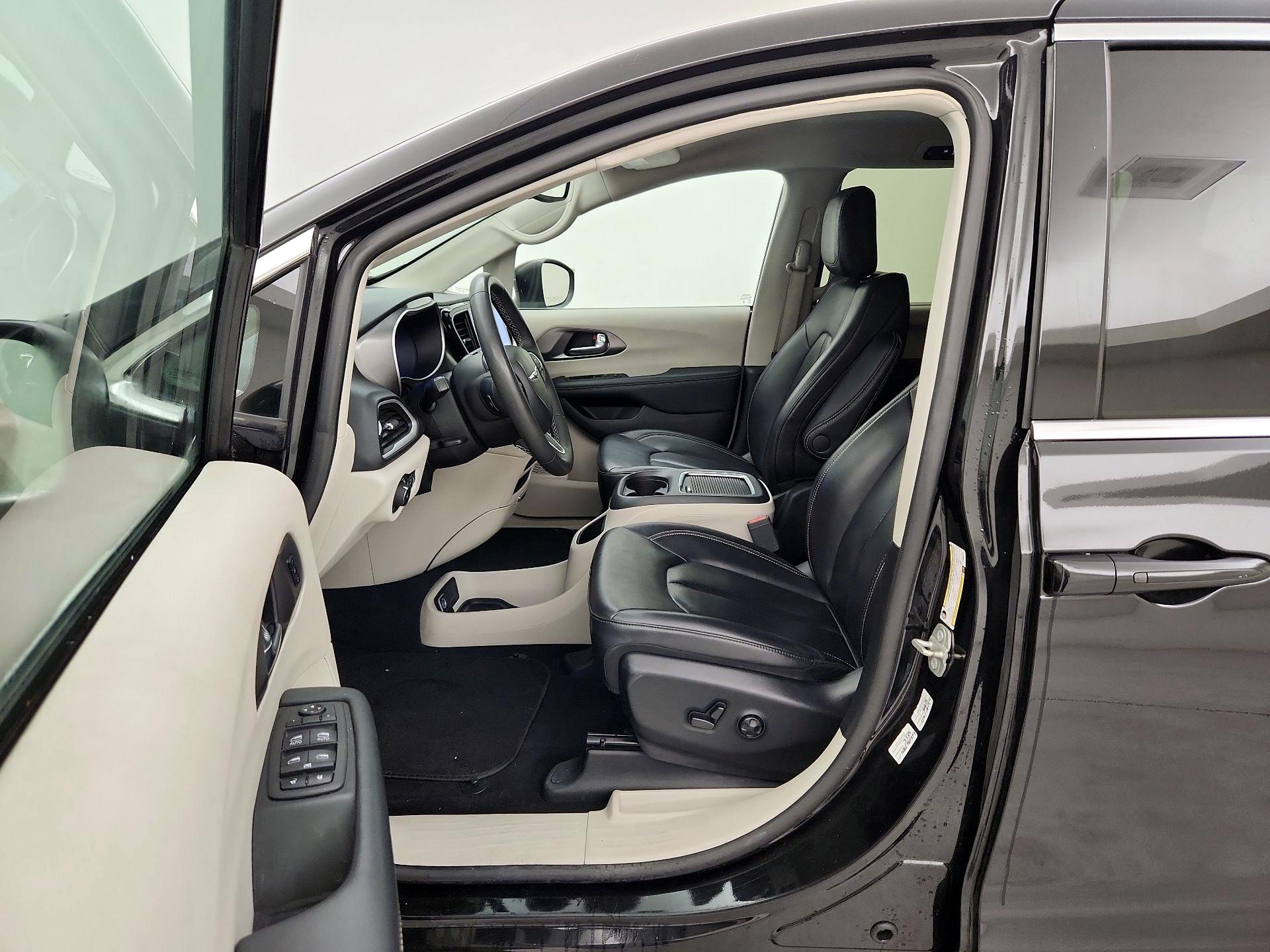 Thumbnail: 2023 Chrysler Pacifica - 11