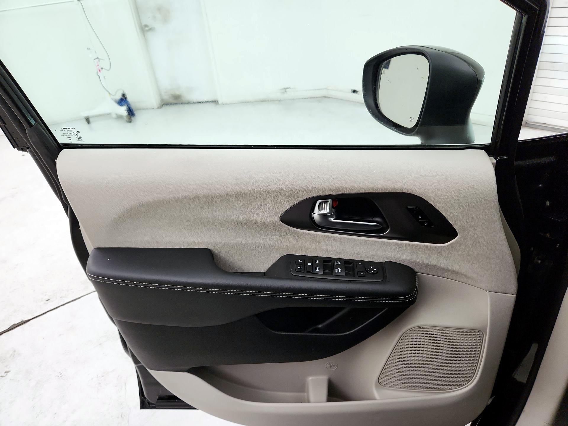 Thumbnail: 2023 Chrysler Pacifica - 12