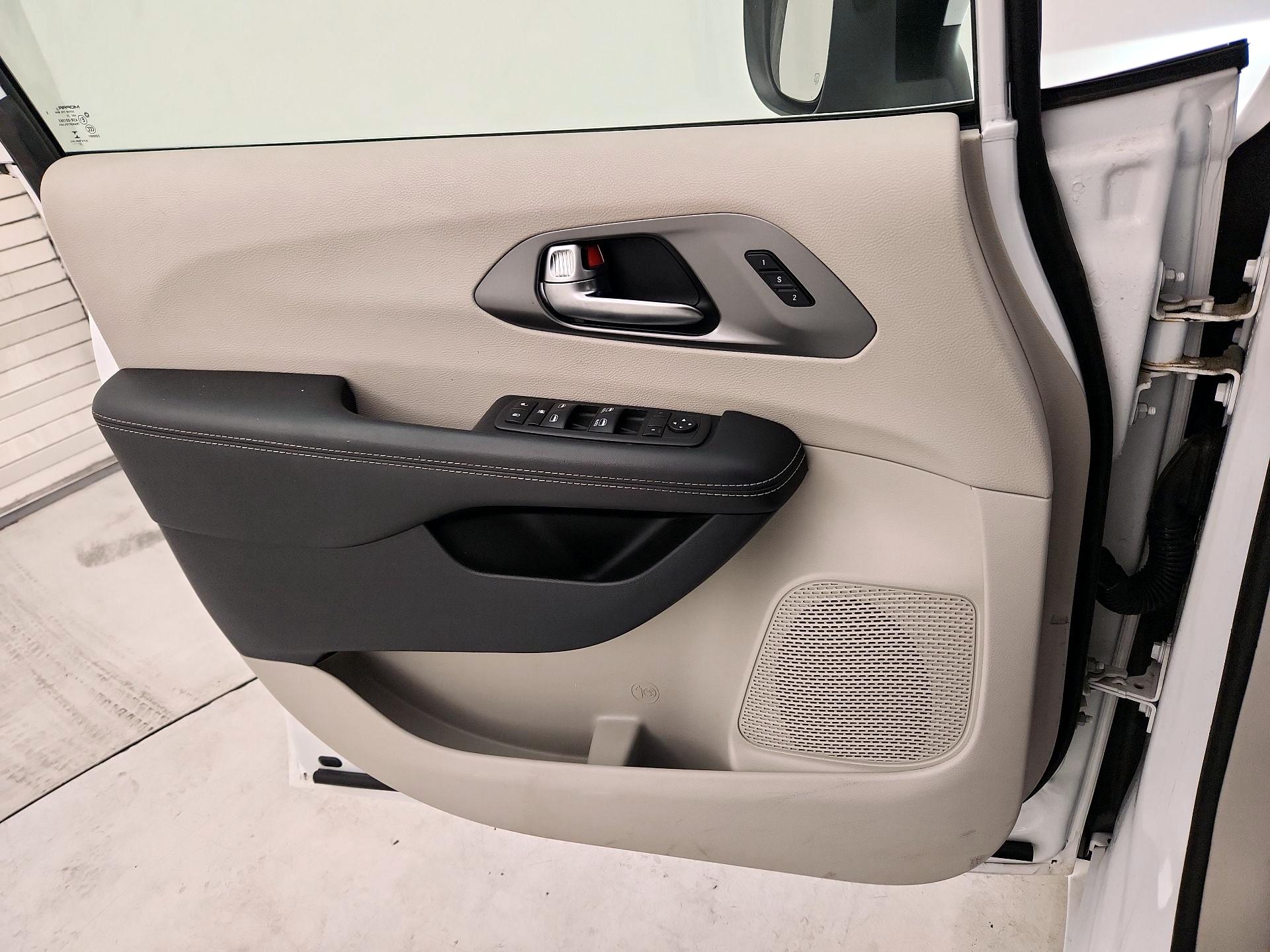 Thumbnail: 2023 Chrysler Pacifica - 12