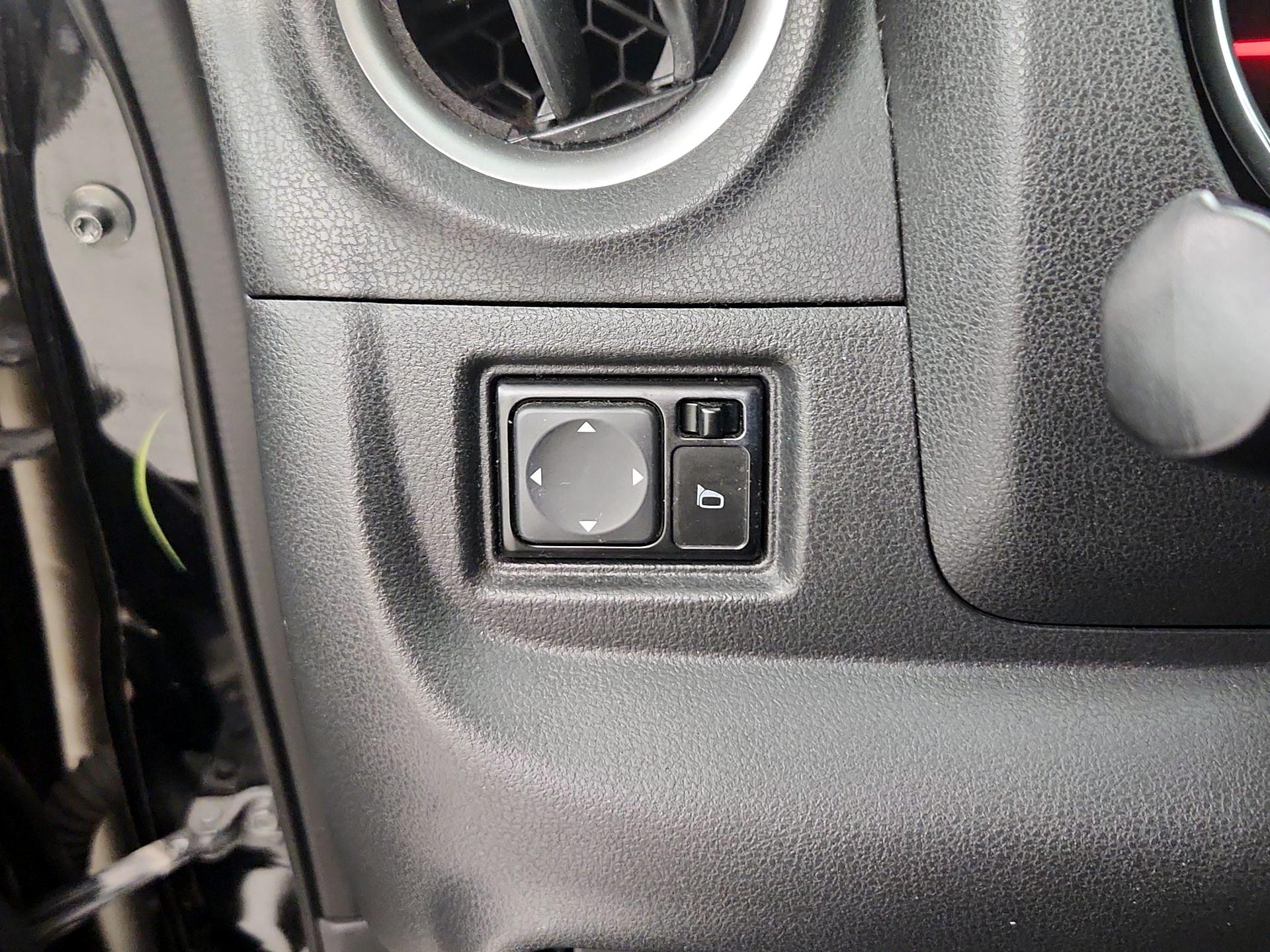 Thumbnail: 2014 Nissan Versa Note - 13