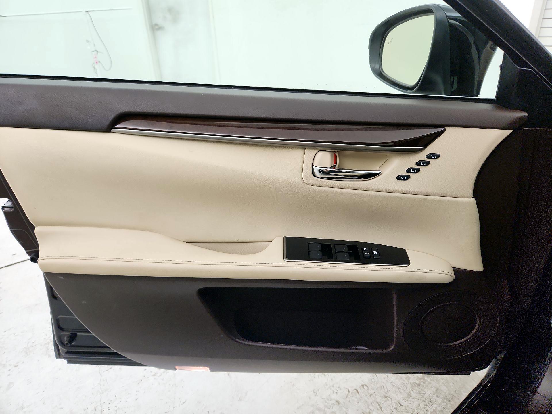 Thumbnail: 2017 Lexus ES - 12