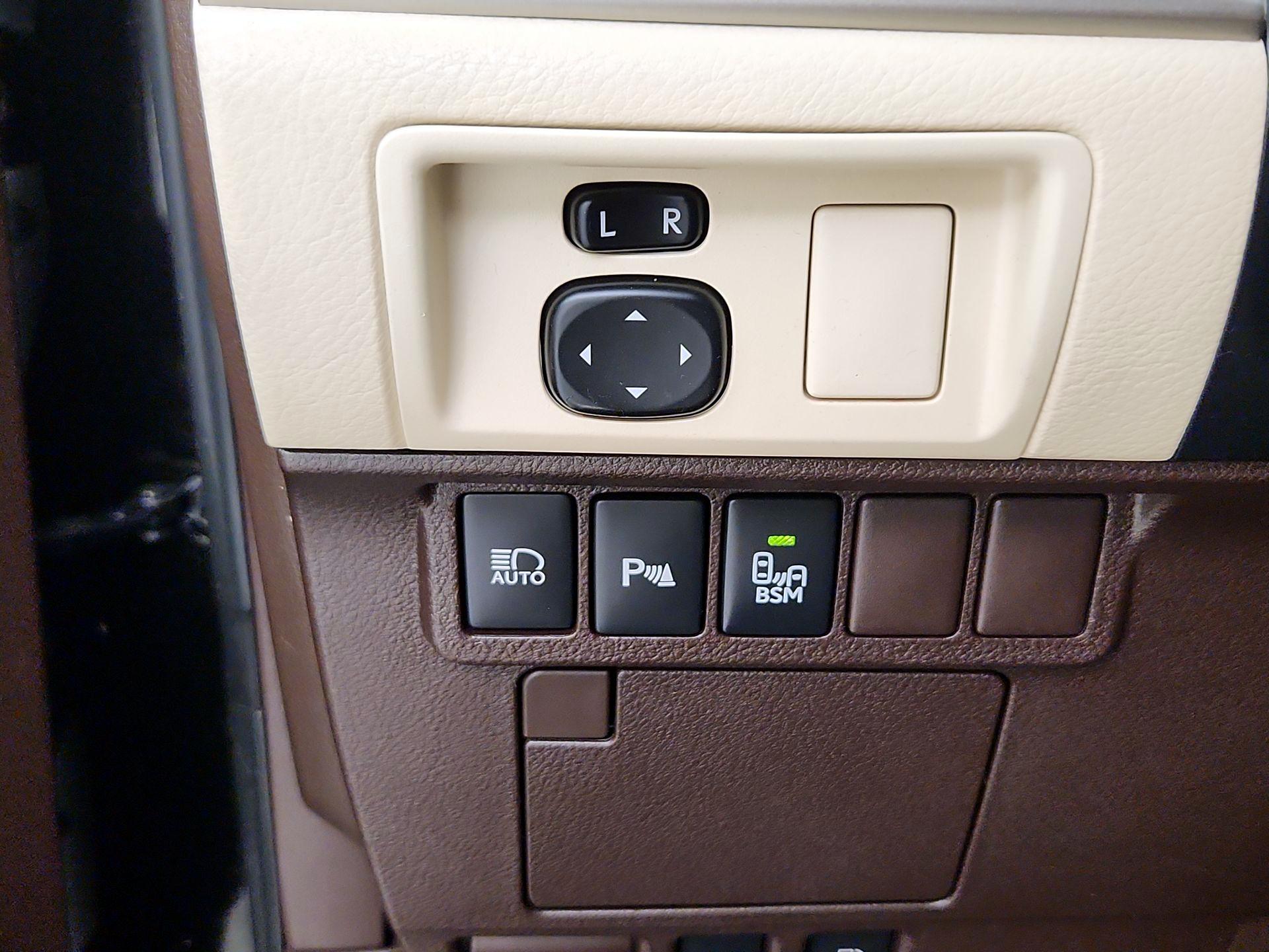 Thumbnail: 2017 Lexus ES - 13