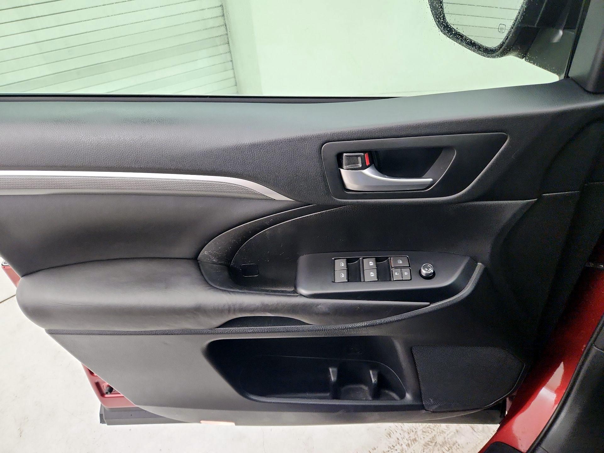 Thumbnail: 2017 Toyota Highlander - 12