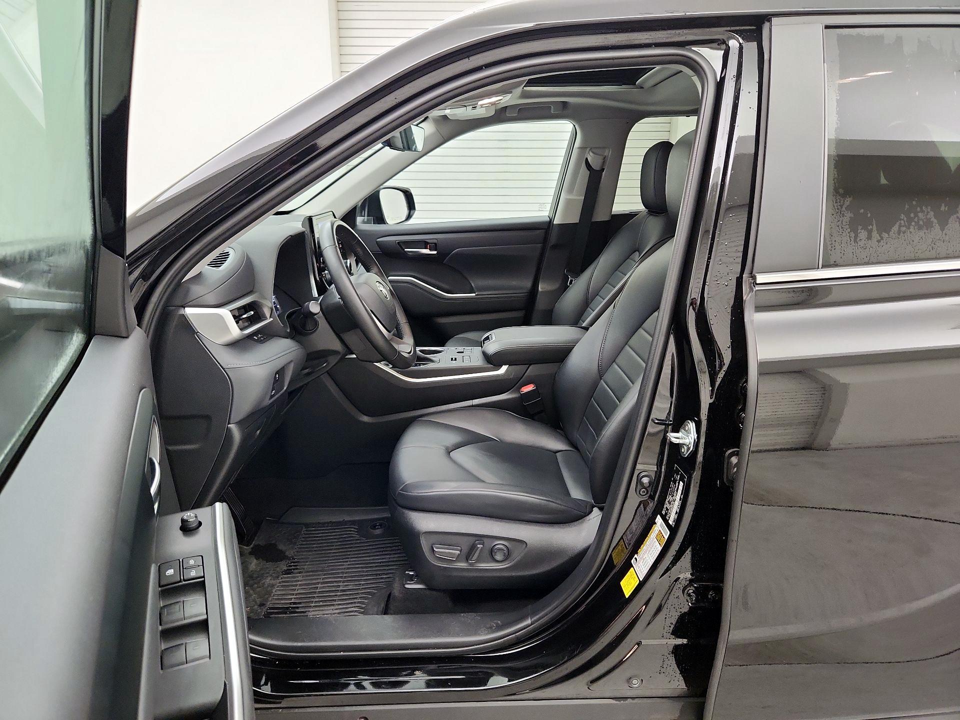 Thumbnail: 2023 Toyota Highlander - 11