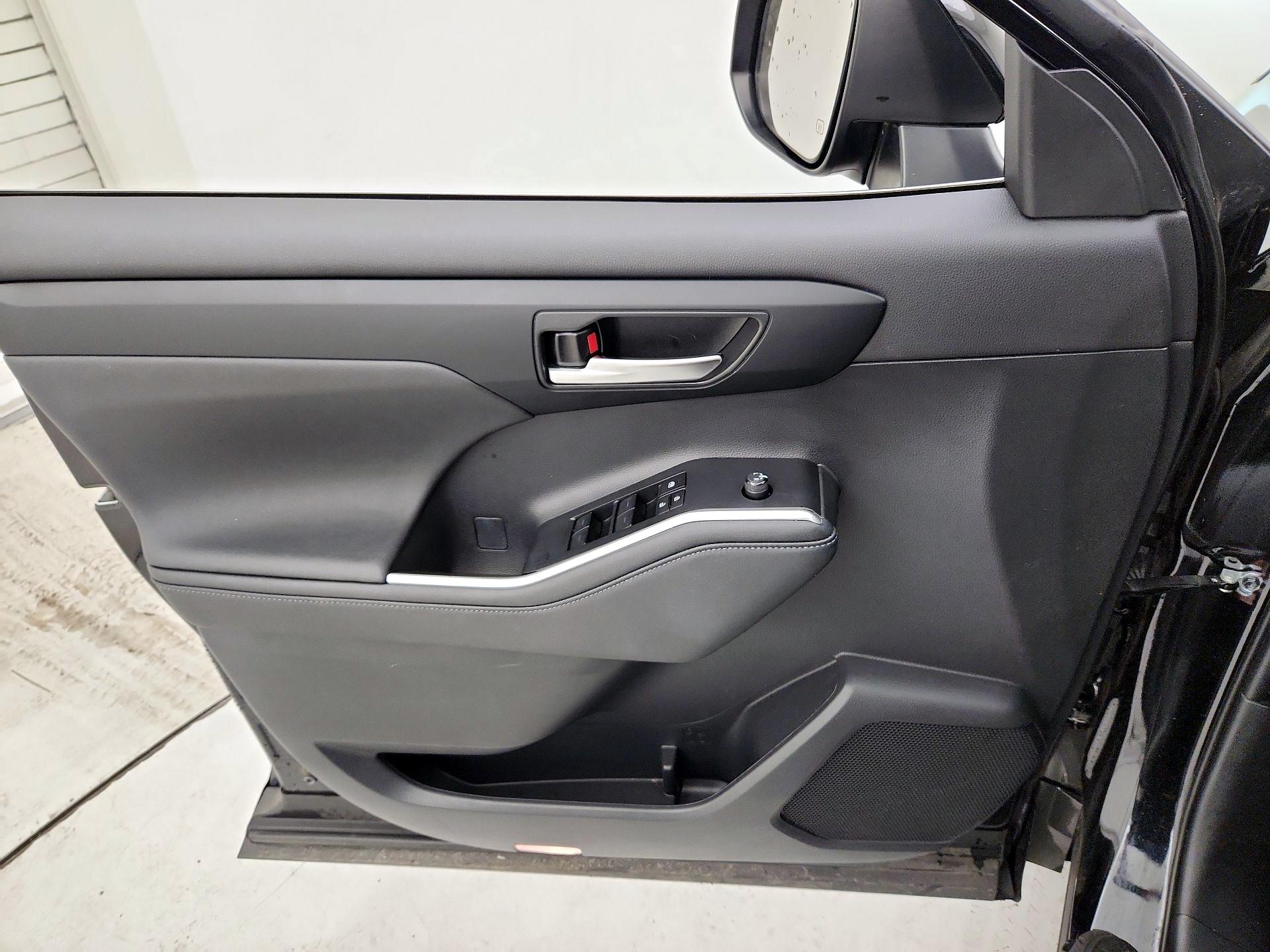 Thumbnail: 2023 Toyota Highlander - 12