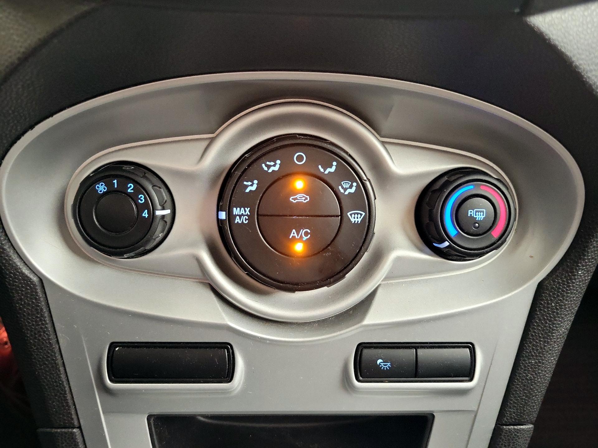 Thumbnail: 2016 Ford Fiesta - 15