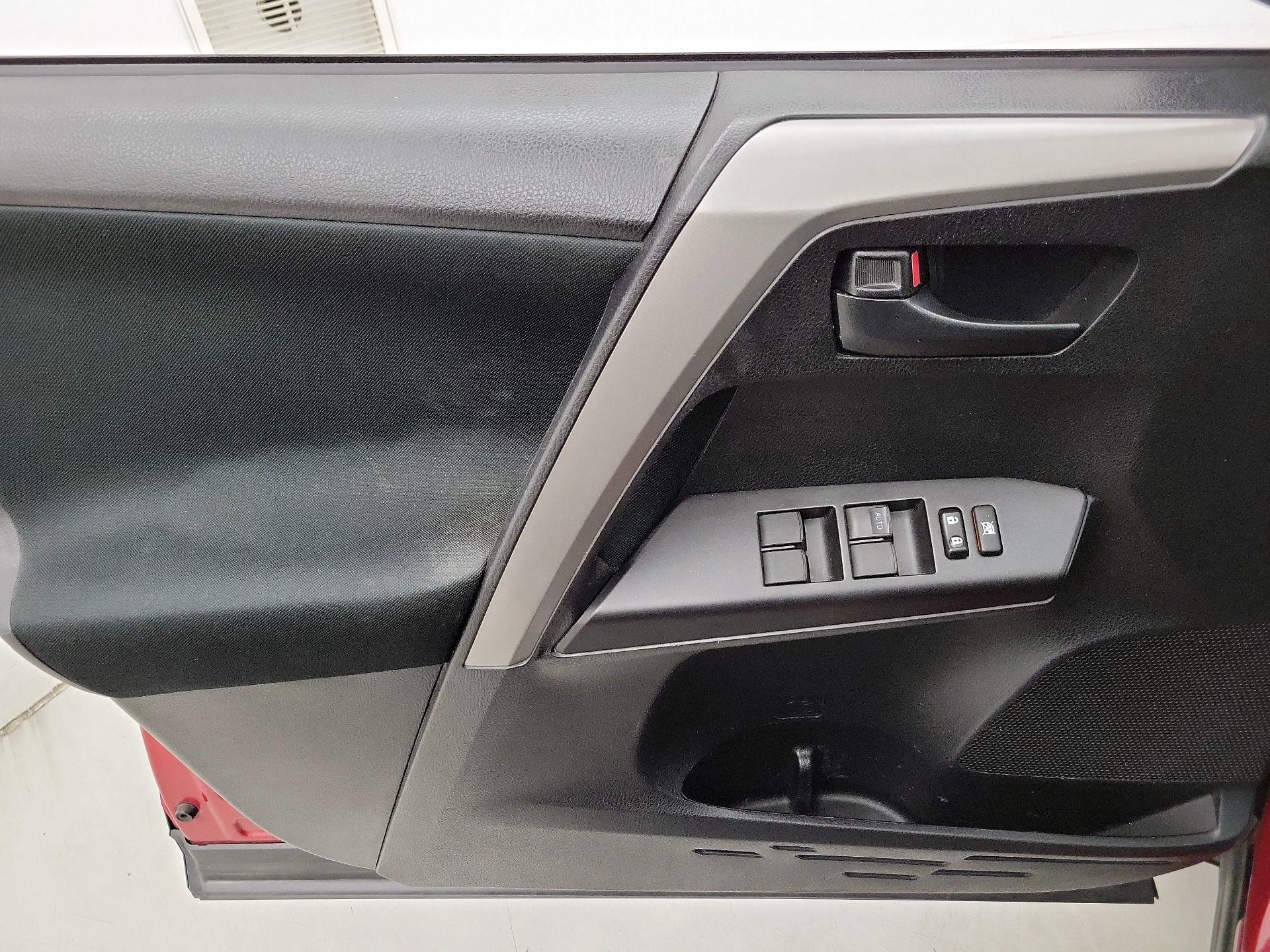 Thumbnail: 2018 Toyota RAV4 - 12