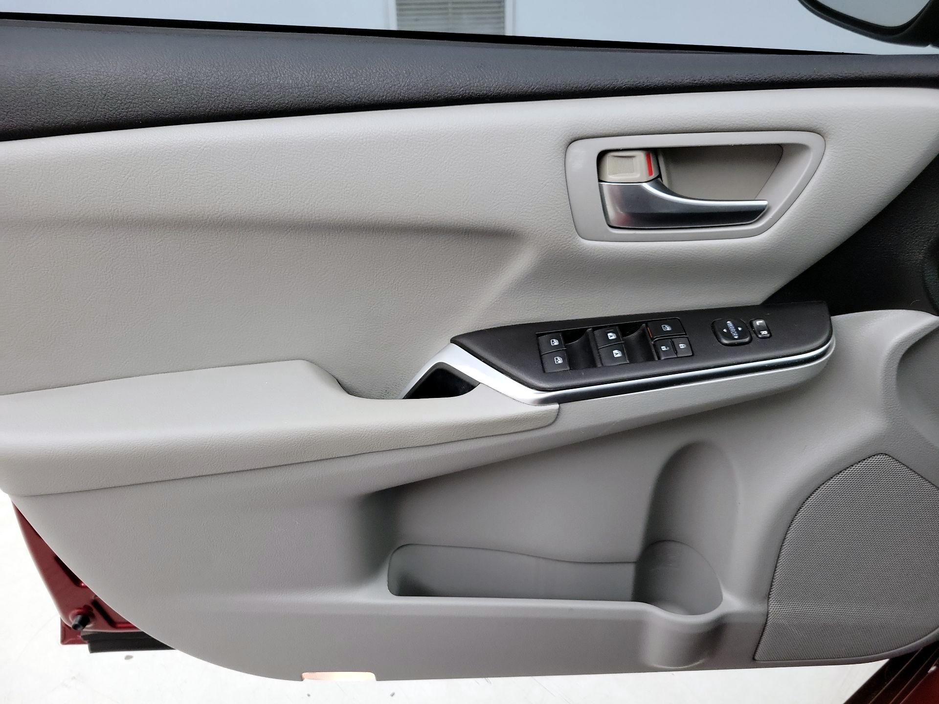 Thumbnail: 2016 Toyota Camry - 12