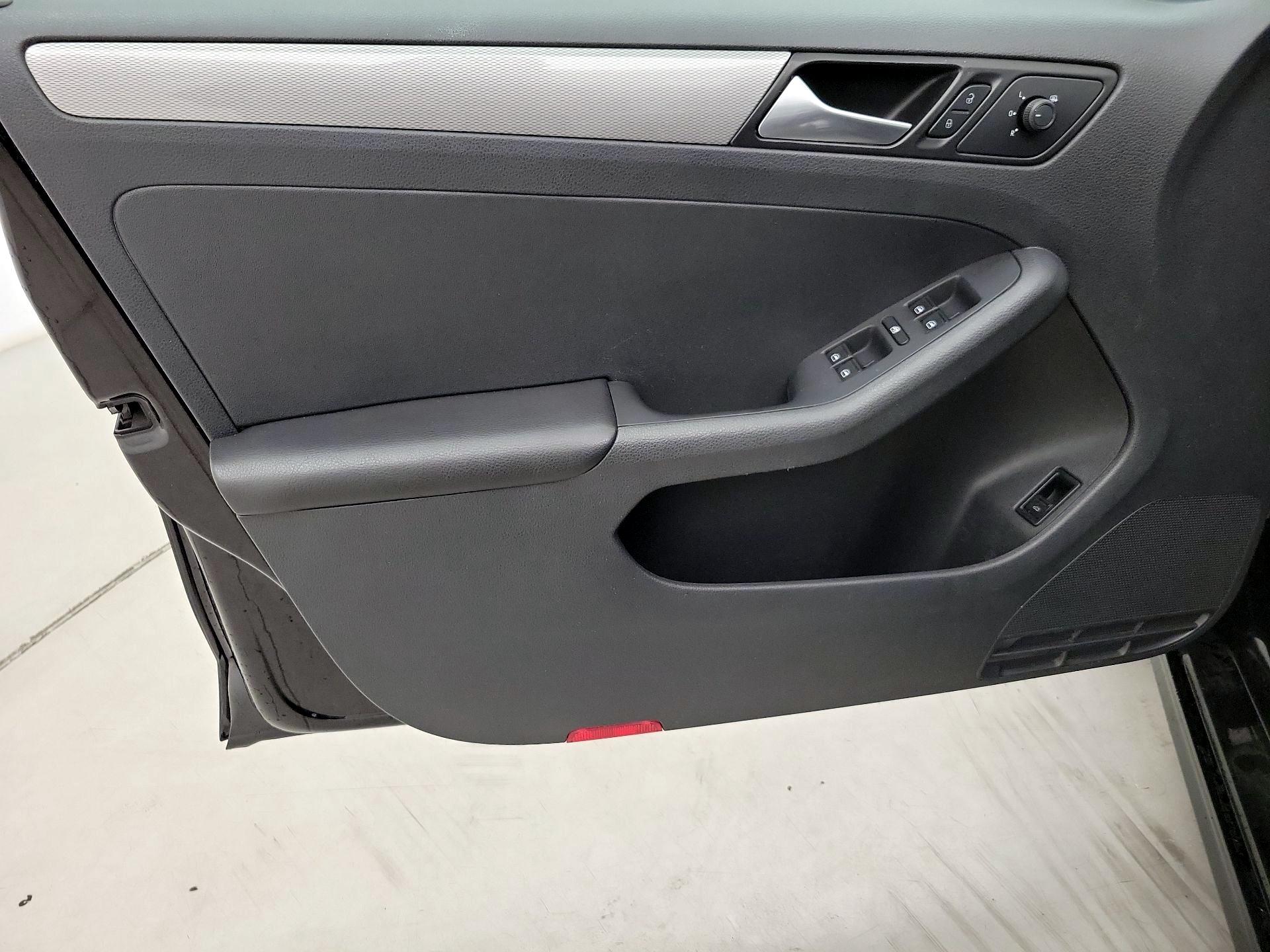 Thumbnail: 2017 Volkswagen Jetta - 12