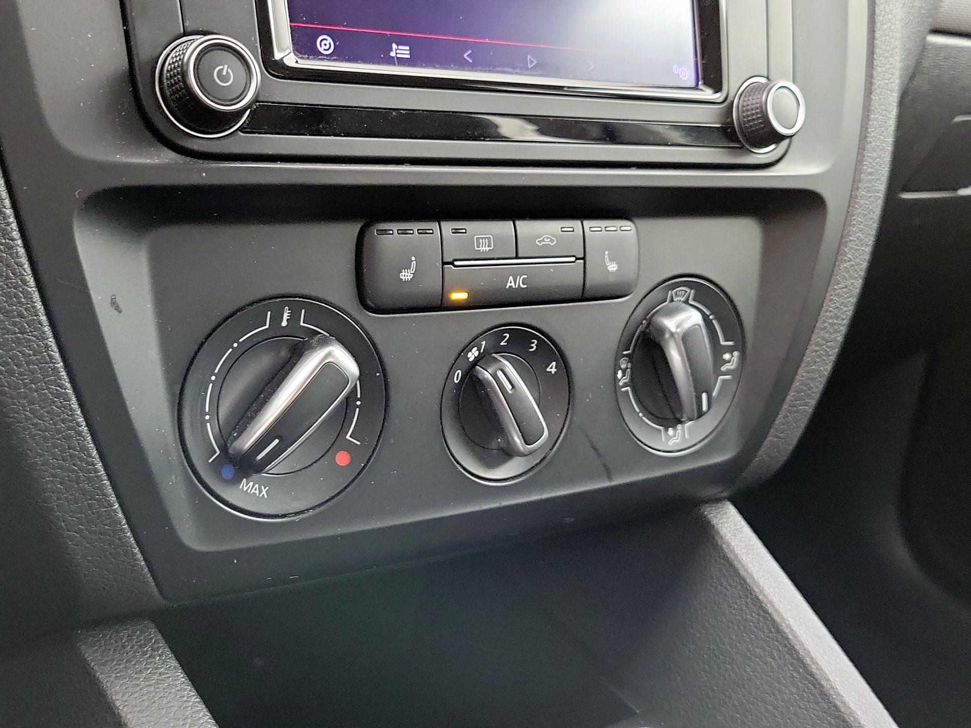 Thumbnail: 2017 Volkswagen Jetta - 16