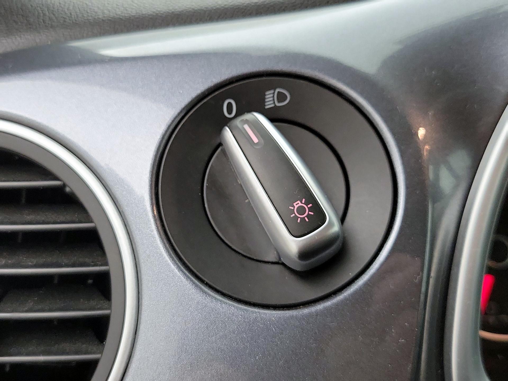 Thumbnail: 2018 Volkswagen Beetle - 13