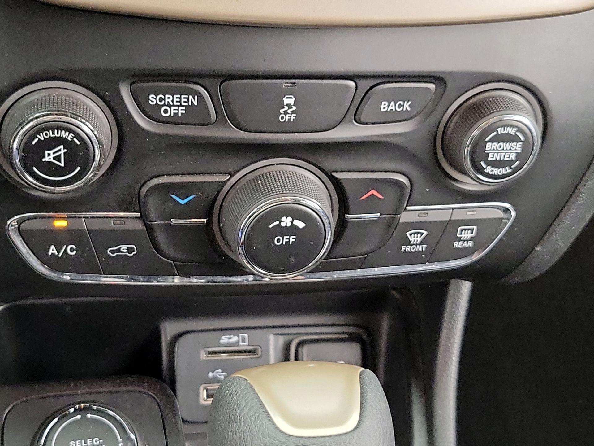 Thumbnail: 2014 Jeep Cherokee - 15