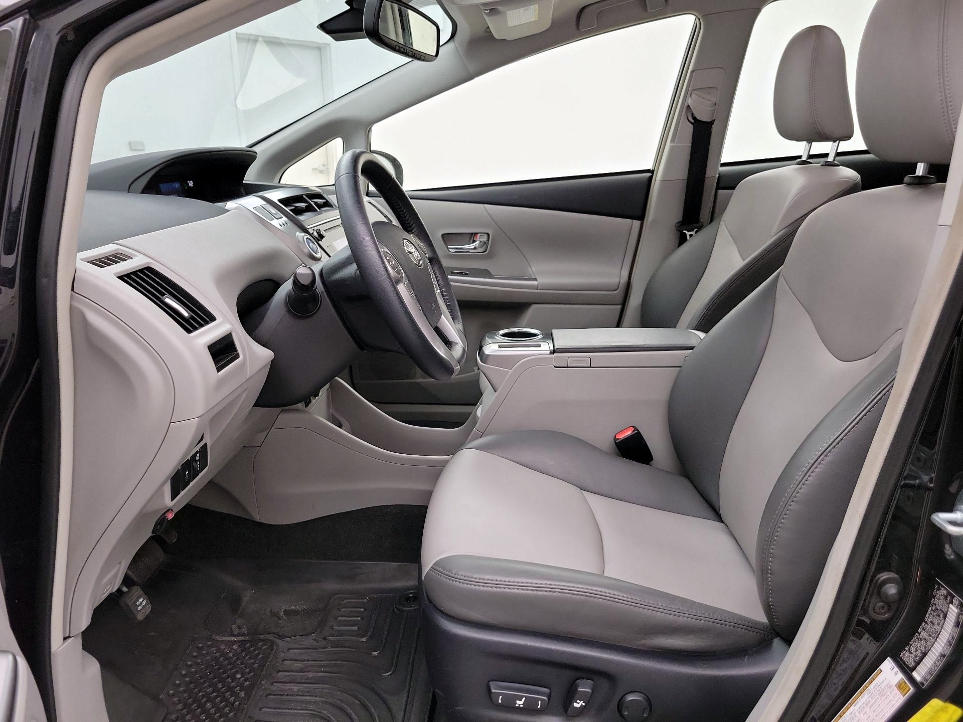 Thumbnail: 2017 Toyota Prius v - 11