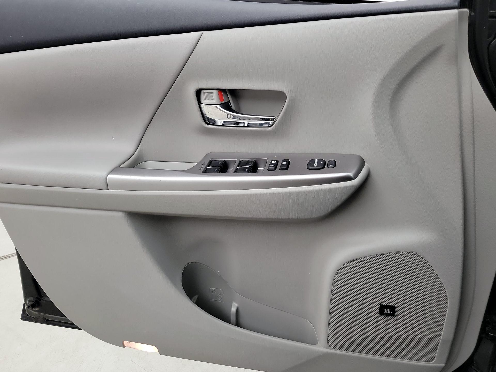 Thumbnail: 2017 Toyota Prius v - 12