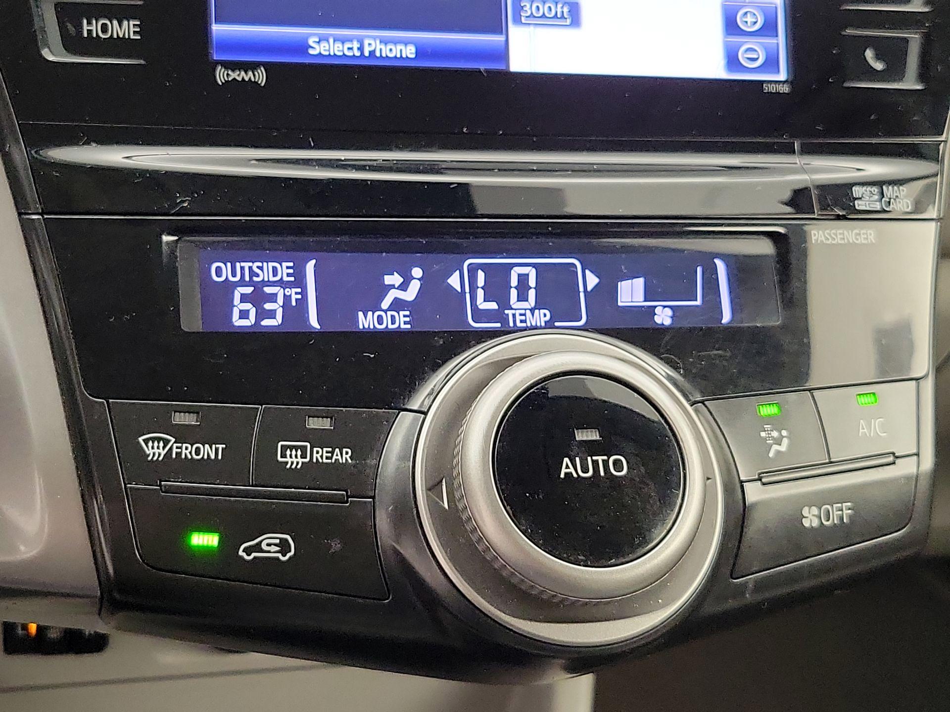 Thumbnail: 2017 Toyota Prius v - 17