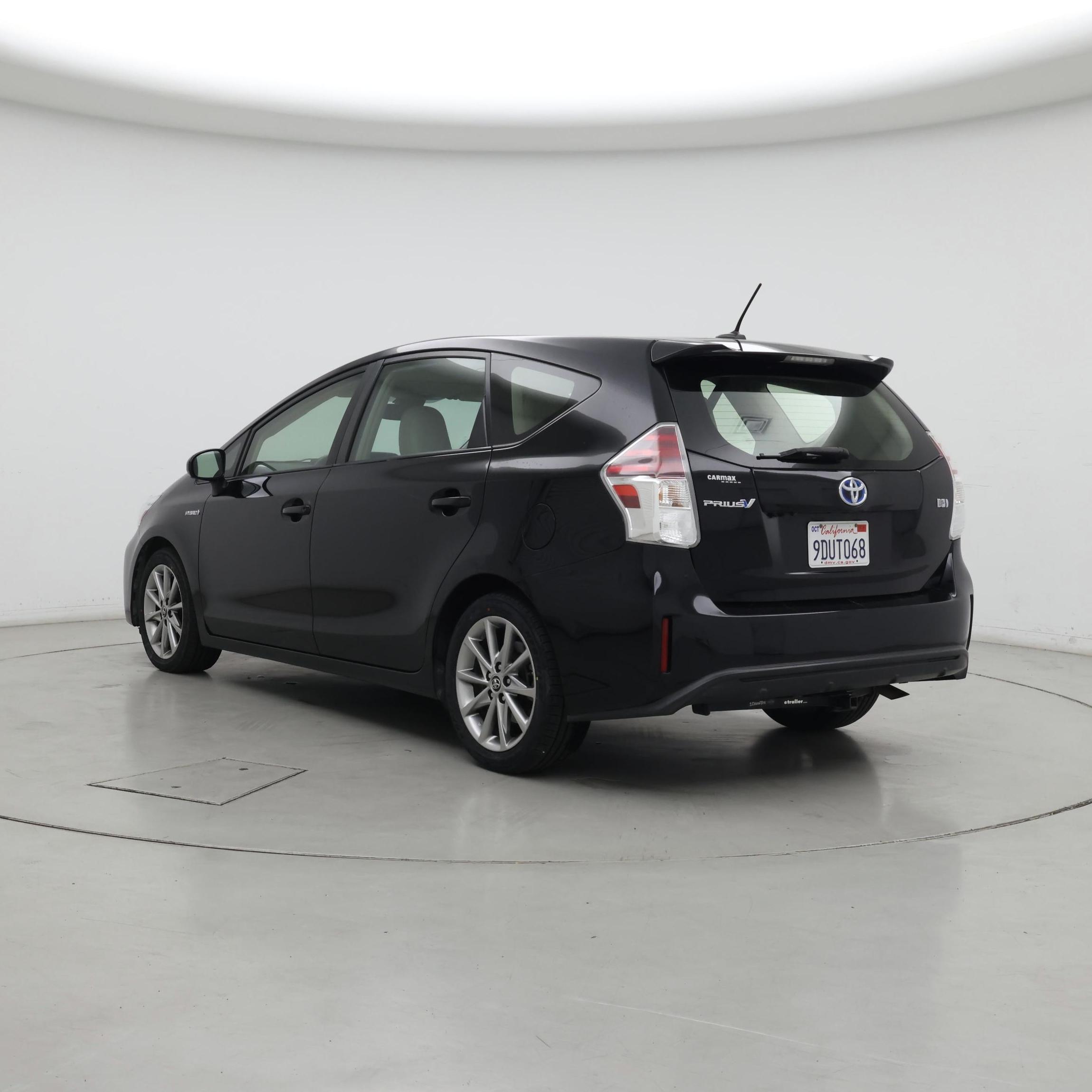 Thumbnail: 2017 Toyota Prius v - 2