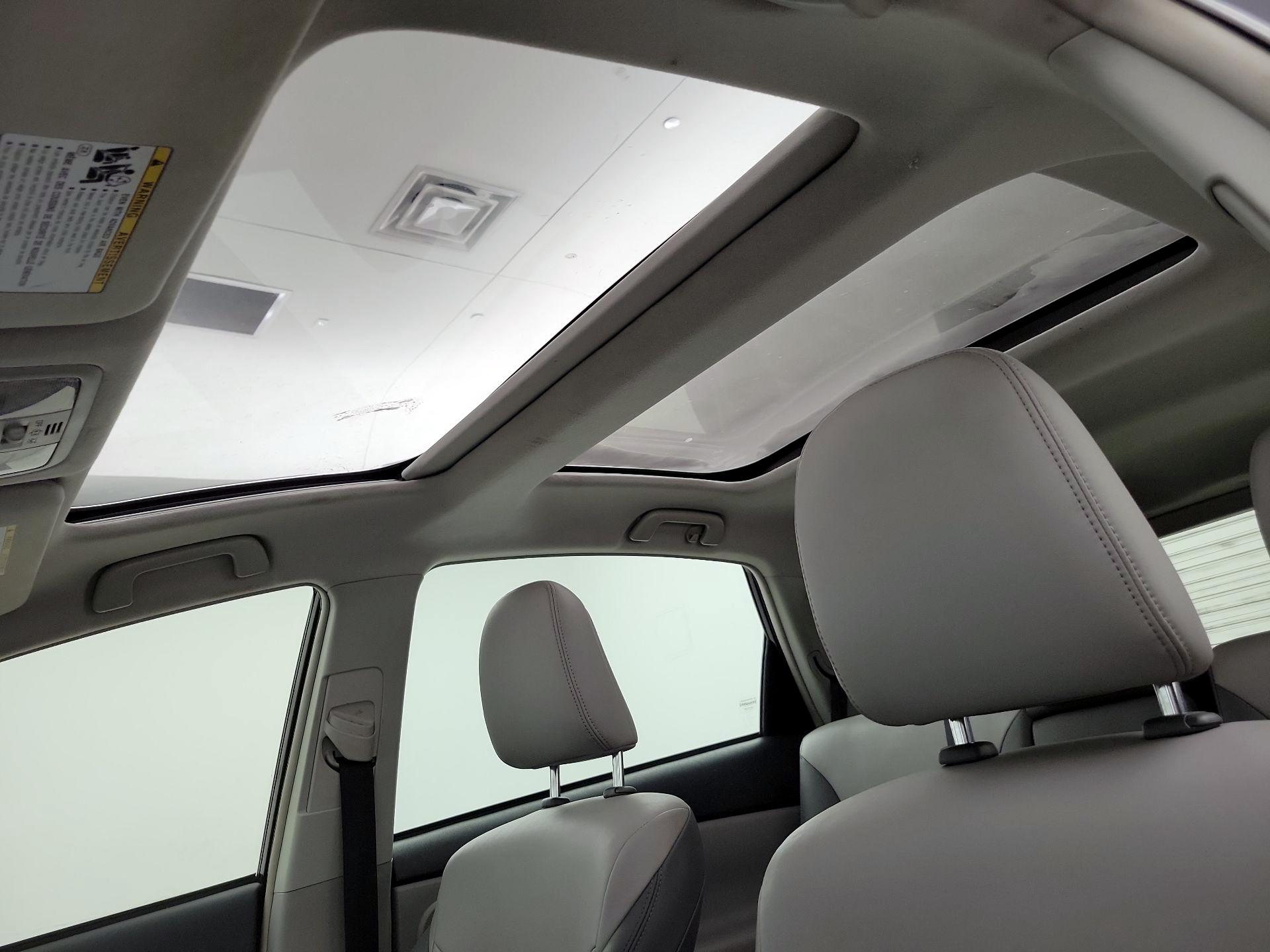 Thumbnail: 2017 Toyota Prius v - 20