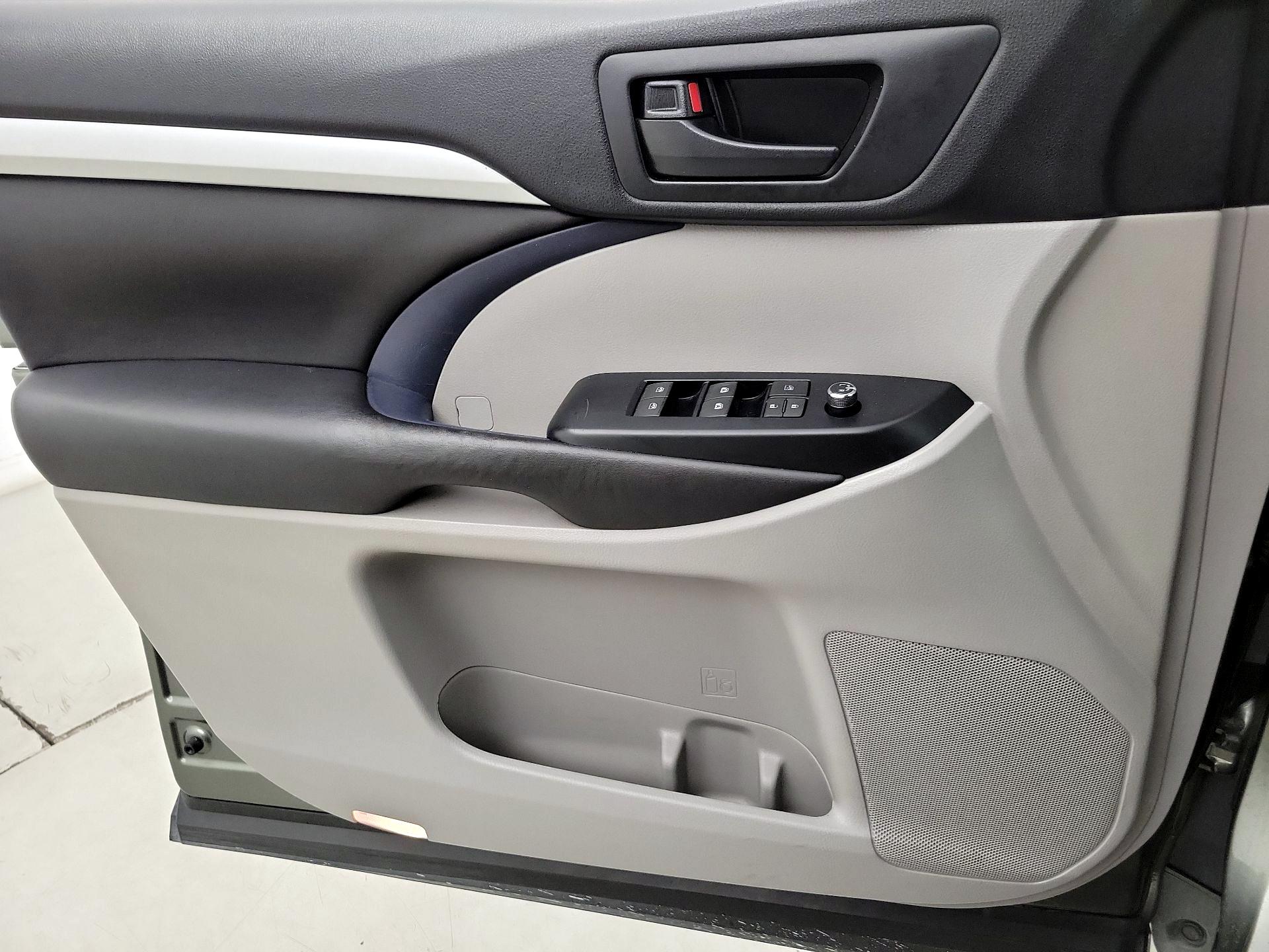 Thumbnail: 2016 Toyota Highlander - 12