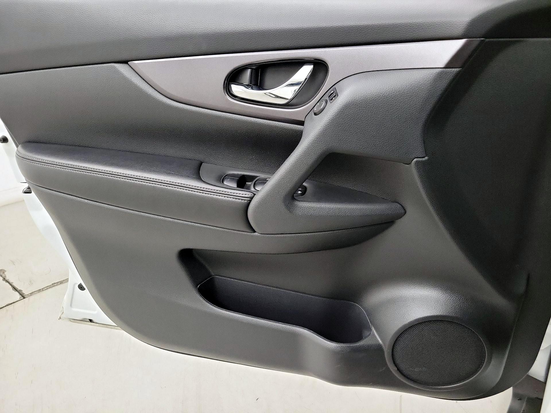 Thumbnail: 2016 Nissan Rogue - 12