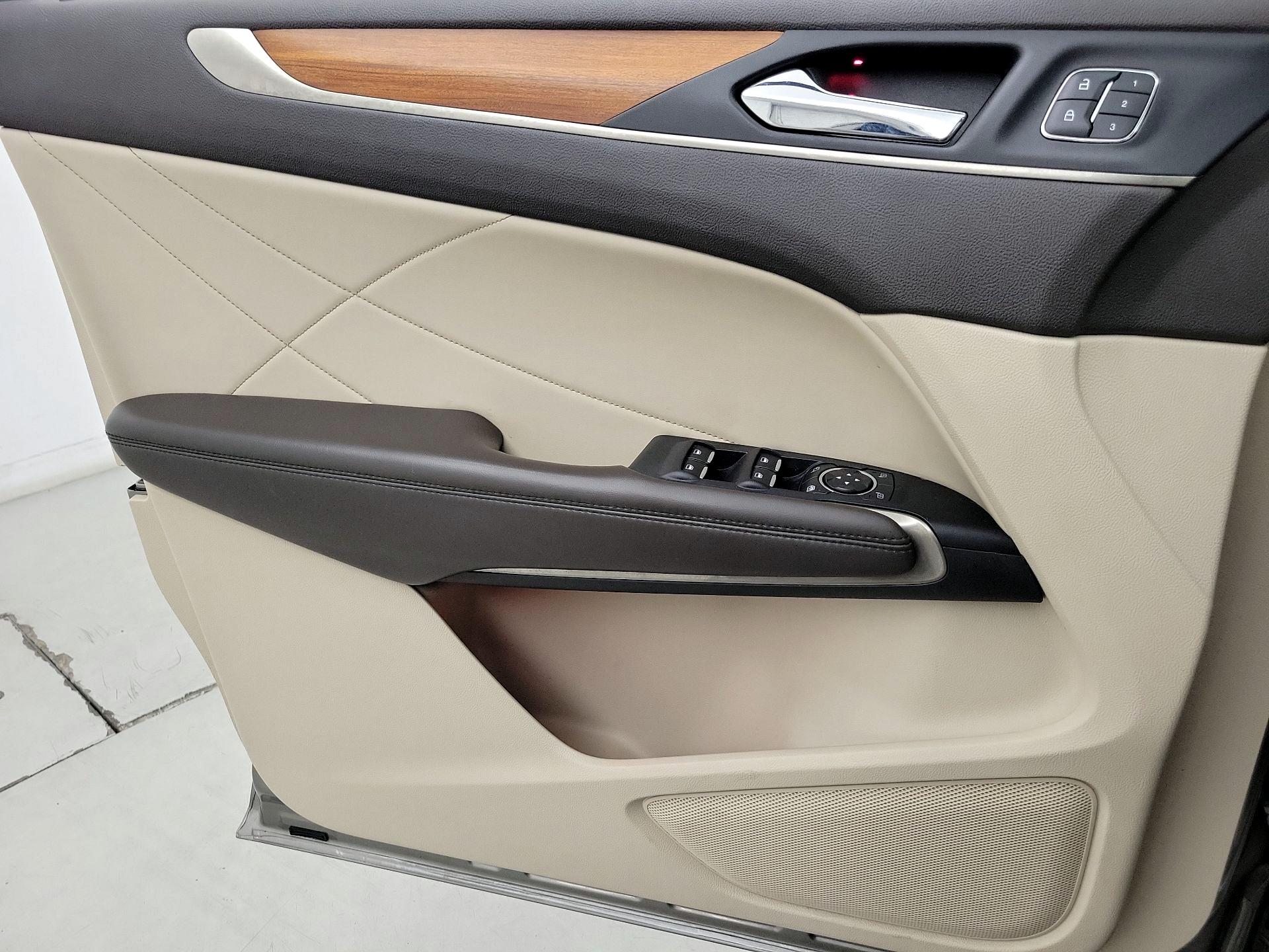 Thumbnail: 2017 Lincoln MKC - 12