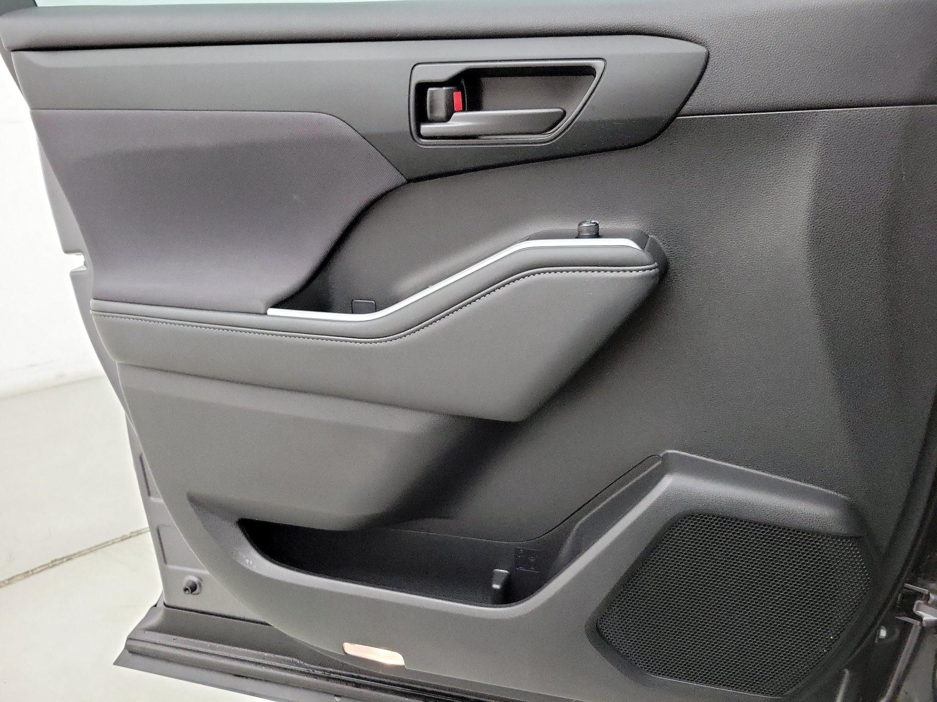 Thumbnail: 2022 Toyota Highlander - 12