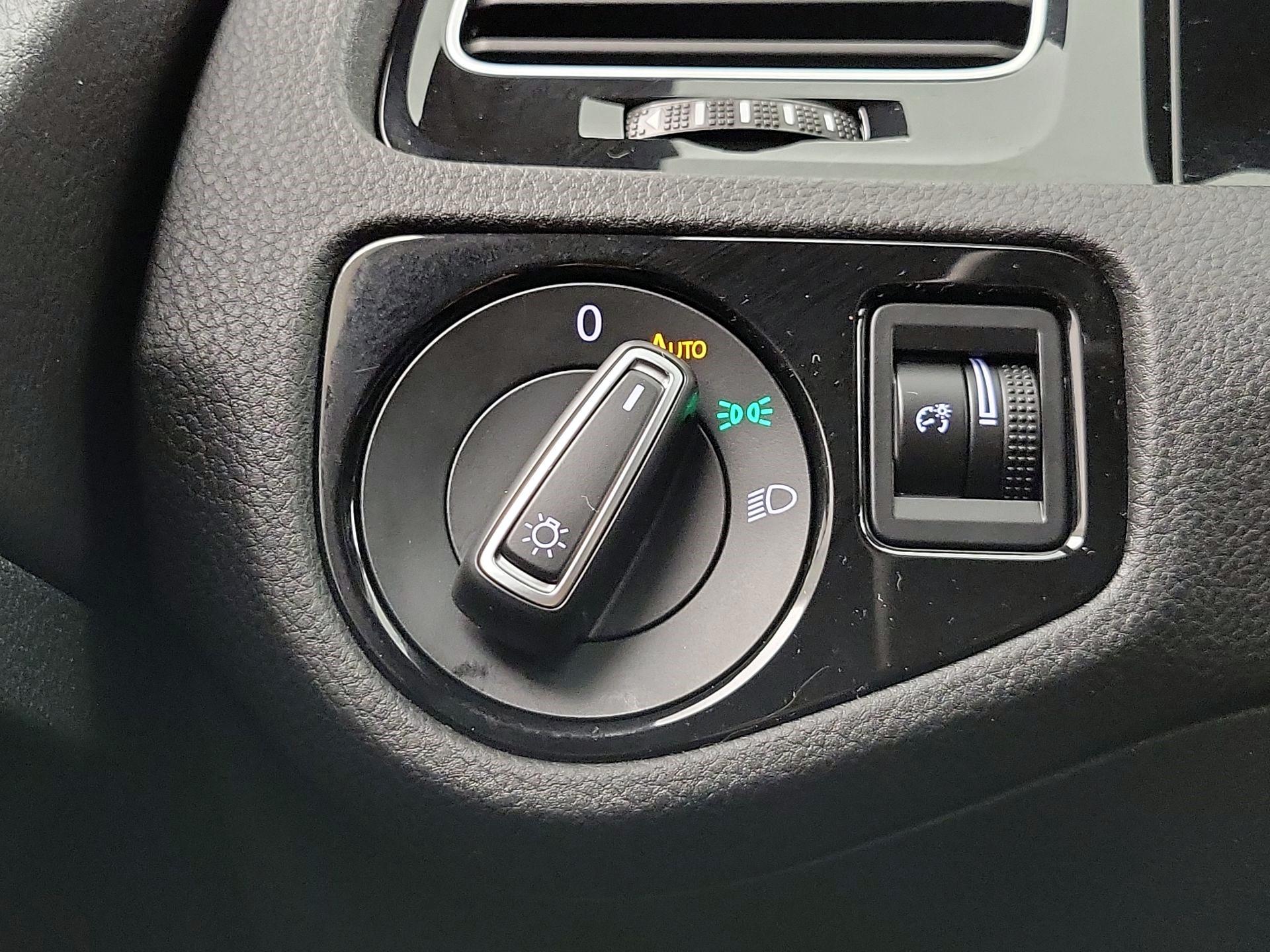 Thumbnail: 2016 Volkswagen Golf - 13