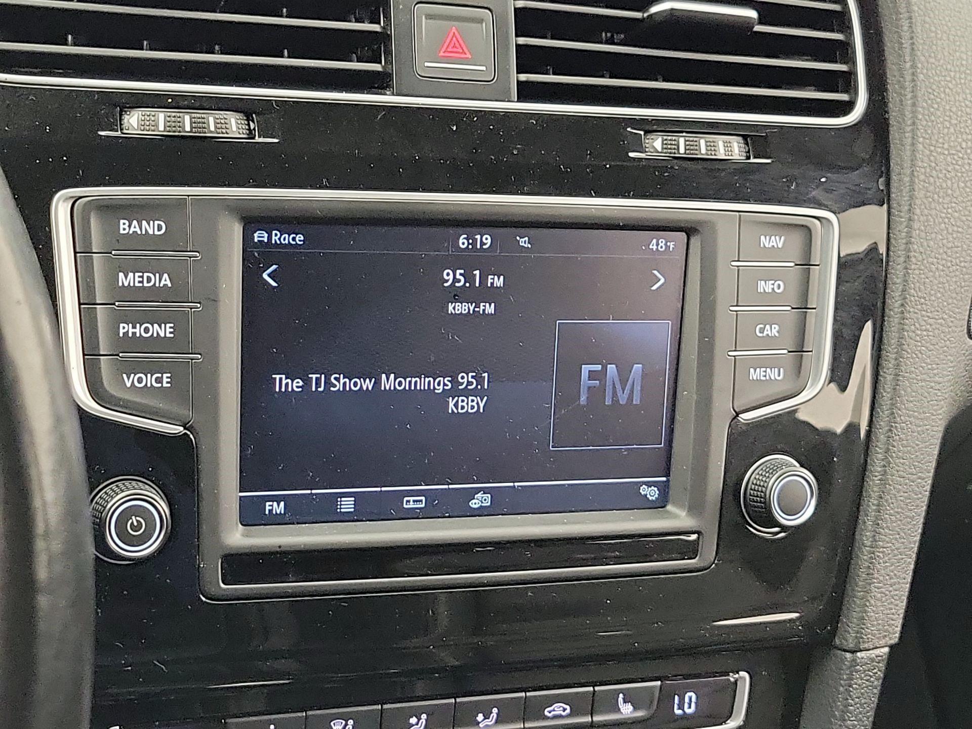 Thumbnail: 2016 Volkswagen Golf - 15