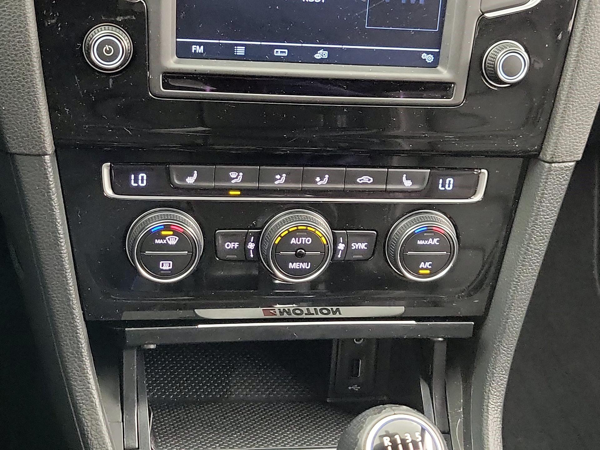 Thumbnail: 2016 Volkswagen Golf - 16