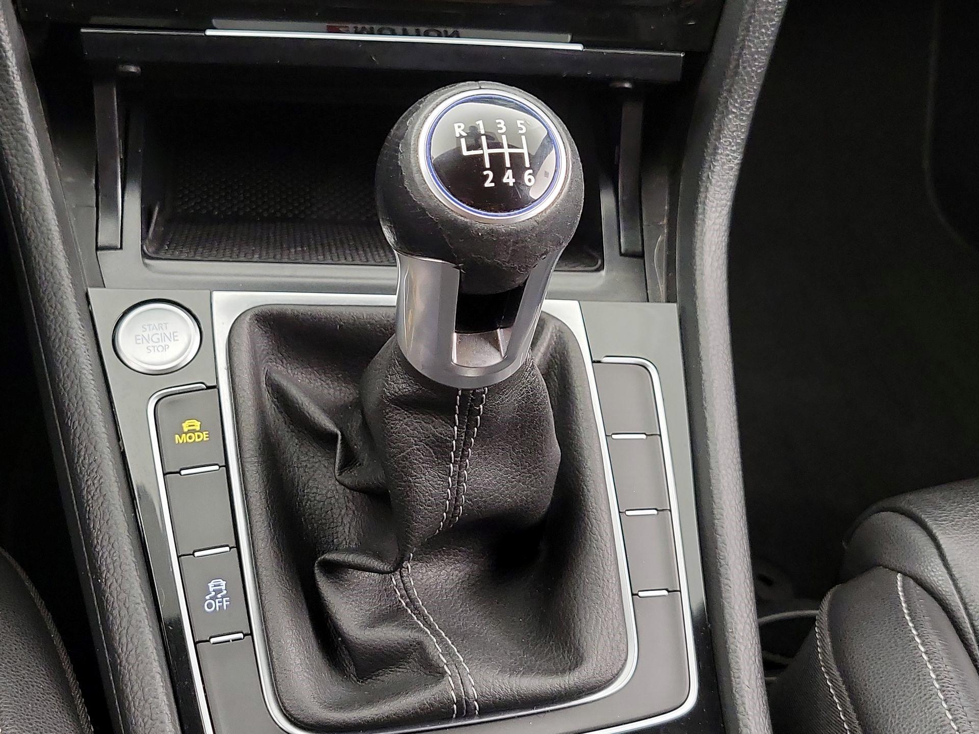 Thumbnail: 2016 Volkswagen Golf - 17