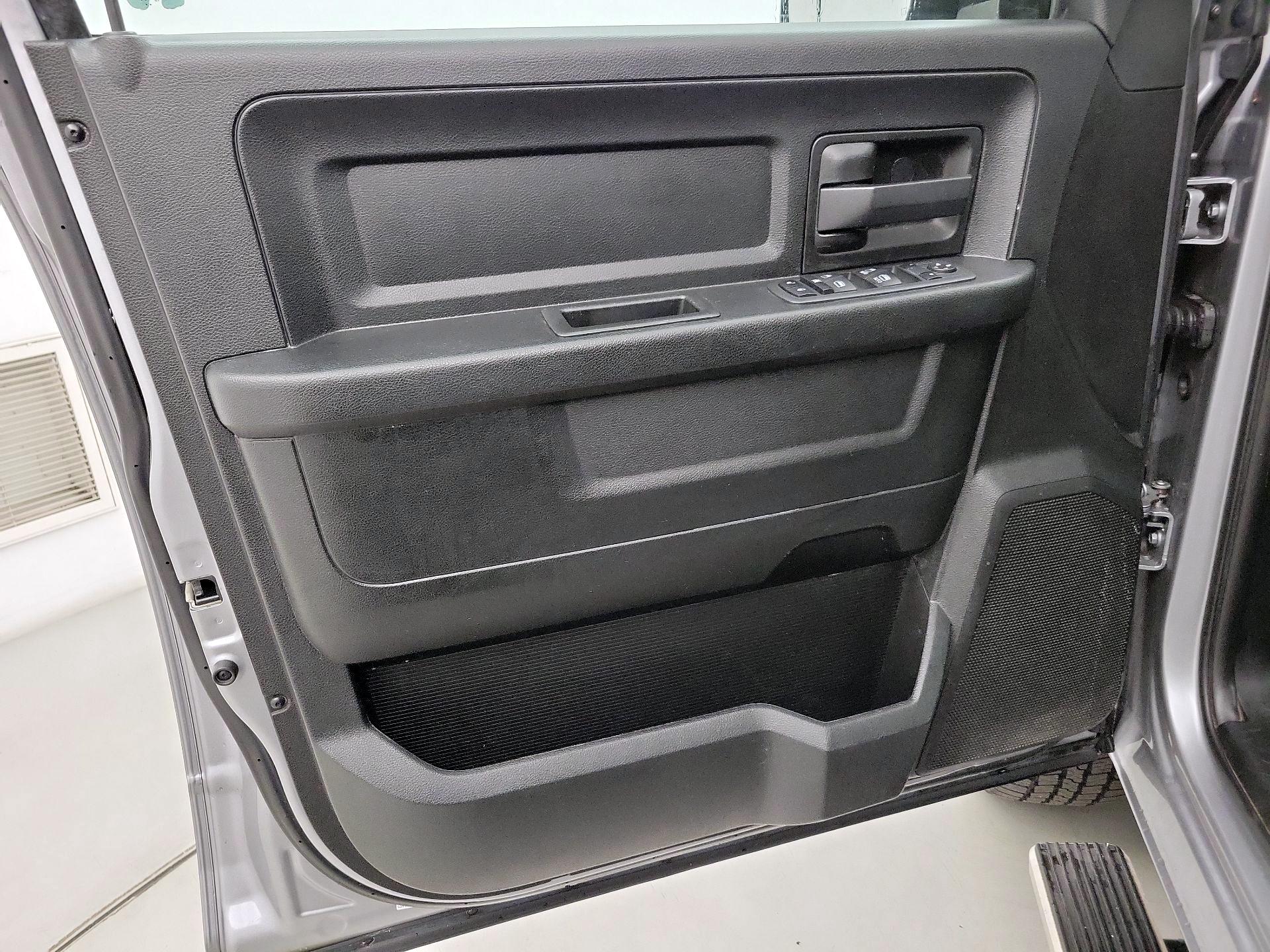 Thumbnail: 2019 RAM 1500 Classic - 12