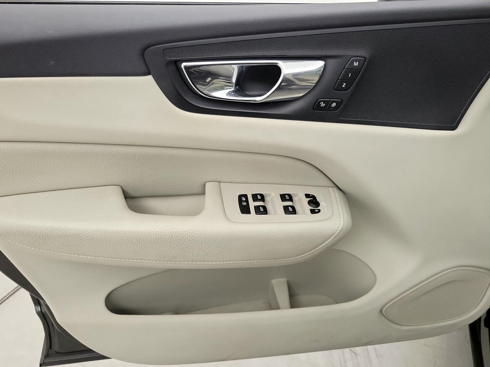 Thumbnail: 2019 Volvo XC60 - 12