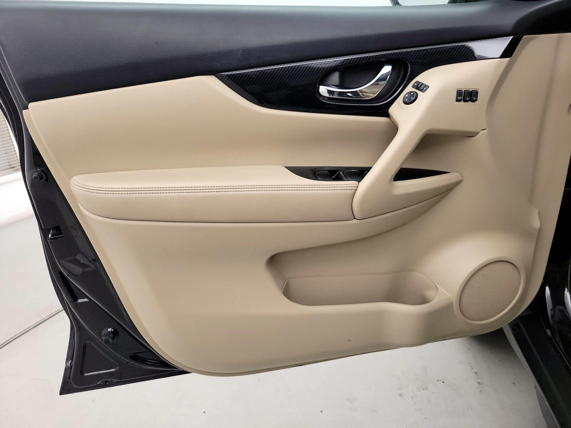 Thumbnail: 2017 Nissan Rogue - 12