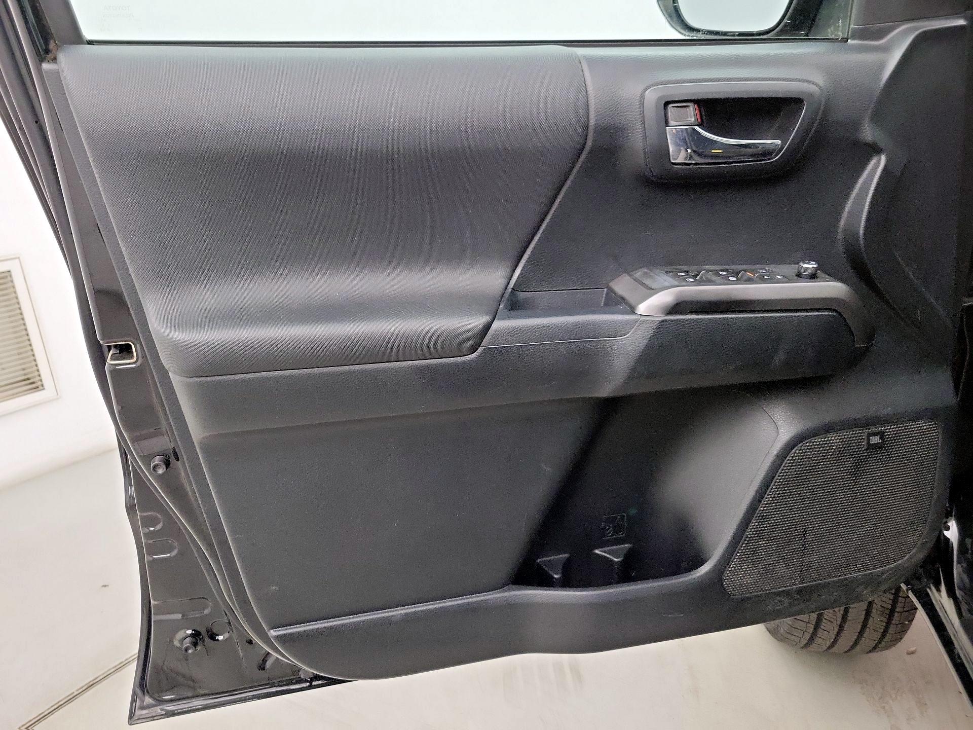 Thumbnail: 2016 Toyota Tacoma - 12